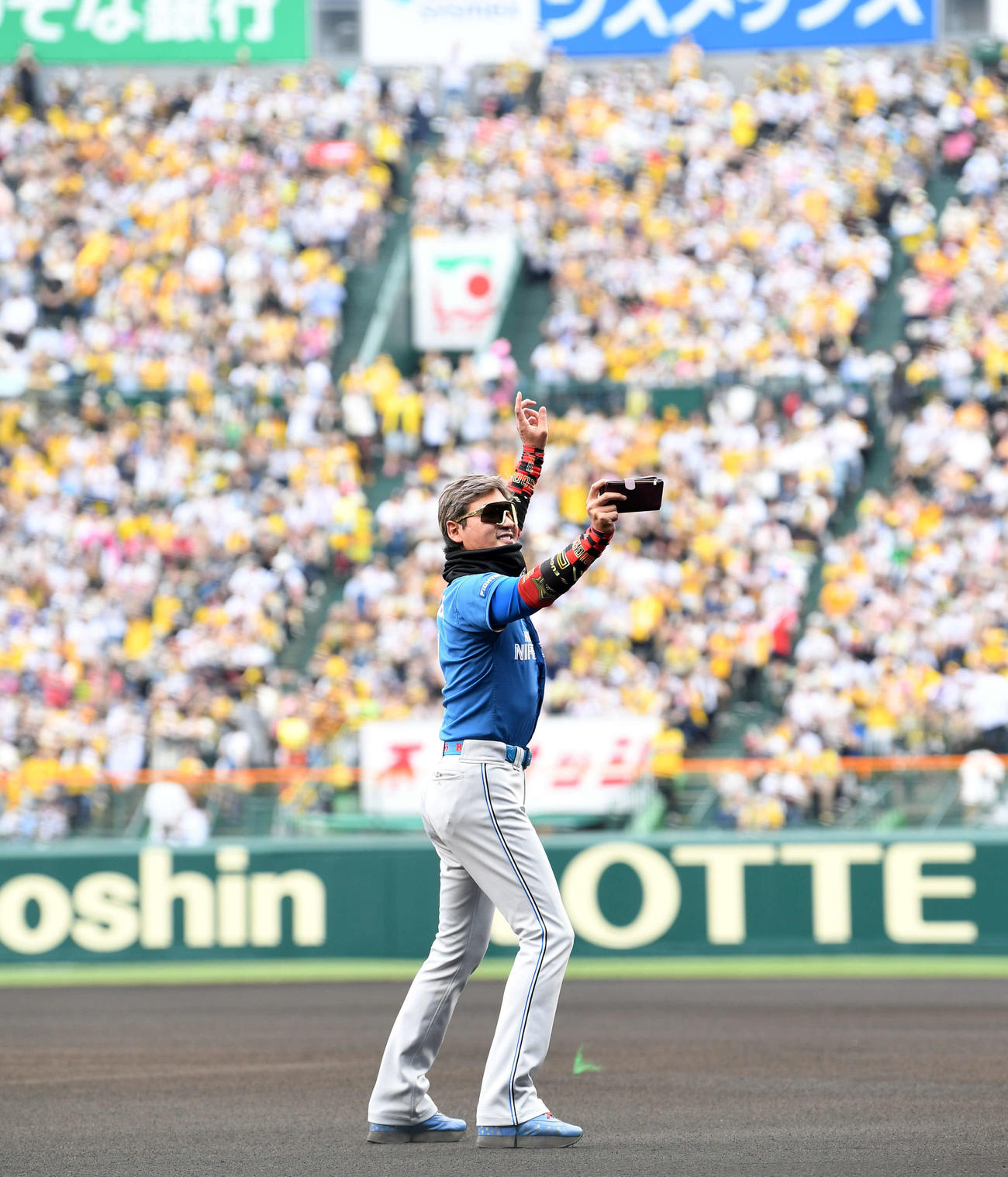 阪神対日本ハム　メンバー表交換後、自撮りする新庄監督（撮影・前岡正明）