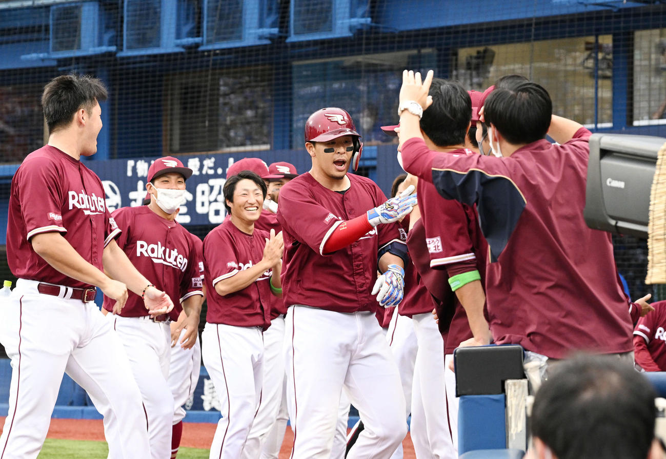 DeNA対楽天　9回表楽天1死一塁、右中間へ2点本塁打を放った浅村（中央）は気合の入った表情でチームメートとタッチをかわす（撮影・滝沢徹郎）