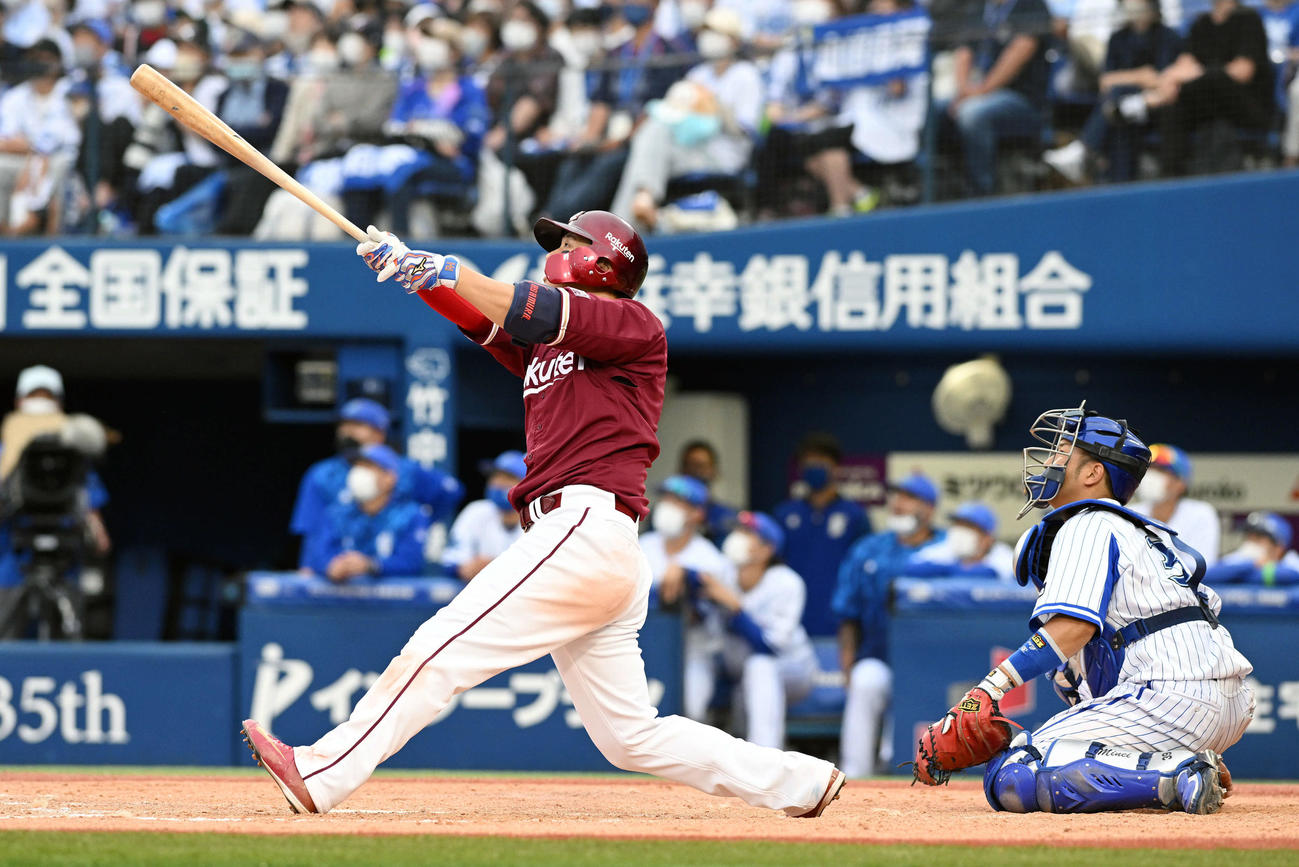 DeNA対楽天　9回表楽天1死一塁、浅村は右中間へ2点本塁打を放つ（撮影・滝沢徹郎）