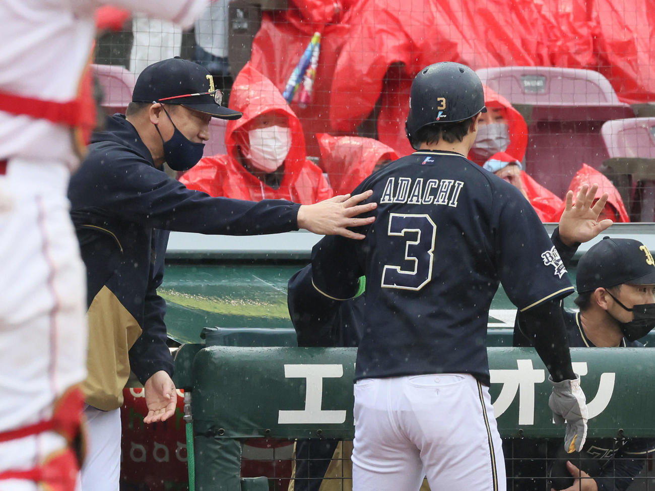 広島対オリックス　7回表オリックス2死三塁、宗の適時打で生還した安達（右）を迎える中嶋監督（撮影・加藤孝規）