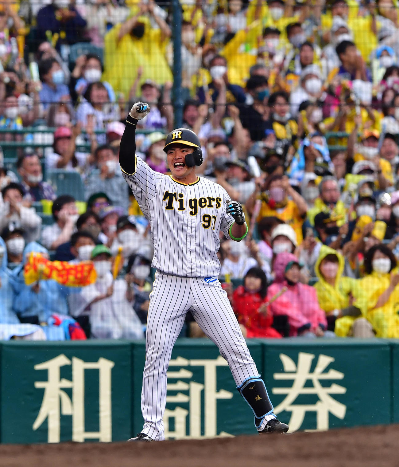 阪神対日本ハム　8回裏阪神2死満塁、小野寺は3点適時三塁打を放ちガッツポーズ（撮影・前岡正明）
