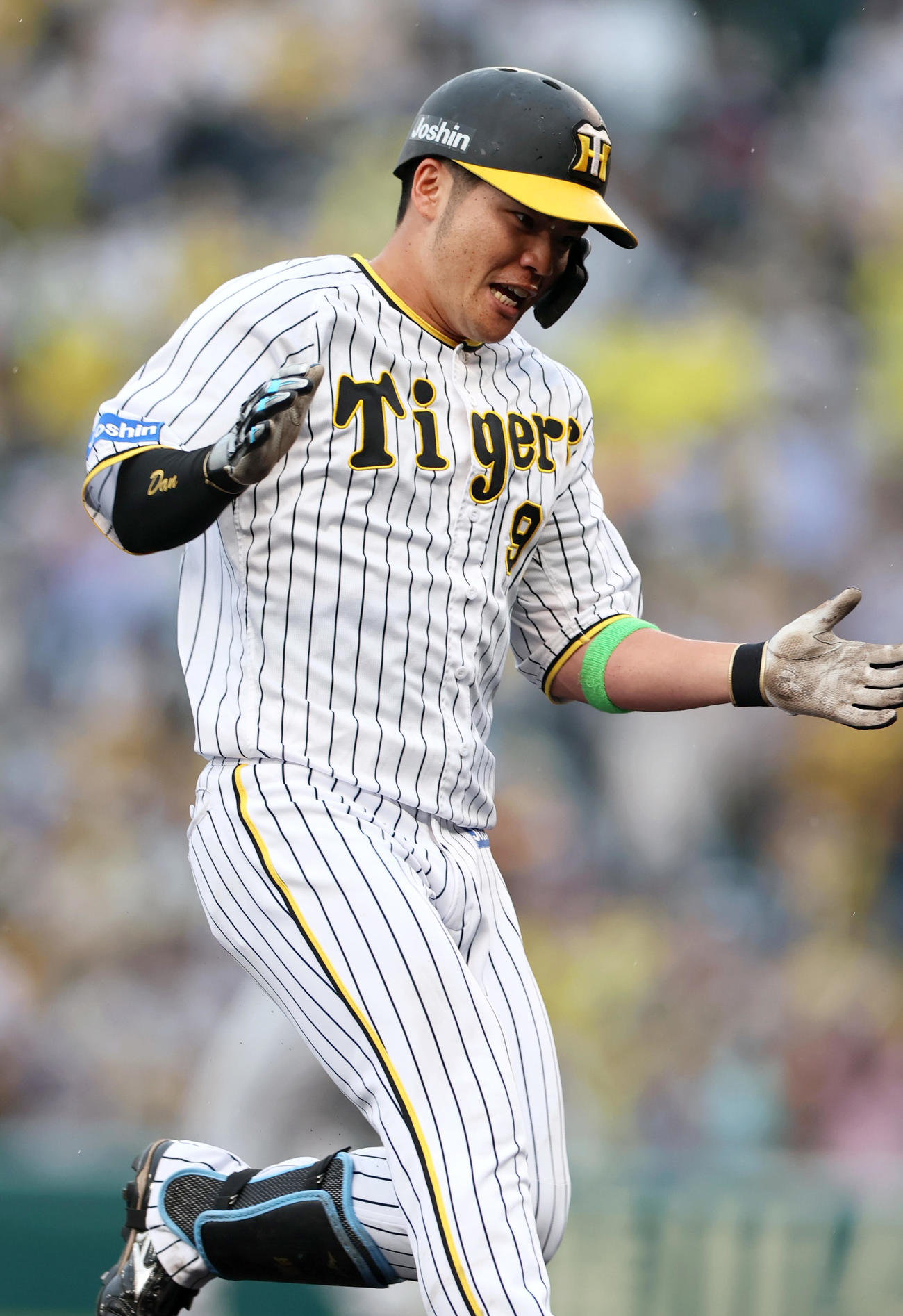 阪神対日本ハム　8回裏阪神2死満塁、代打小野寺は右越え3点適時三塁打を放ち三塁へ向かう（撮影・上山淳一