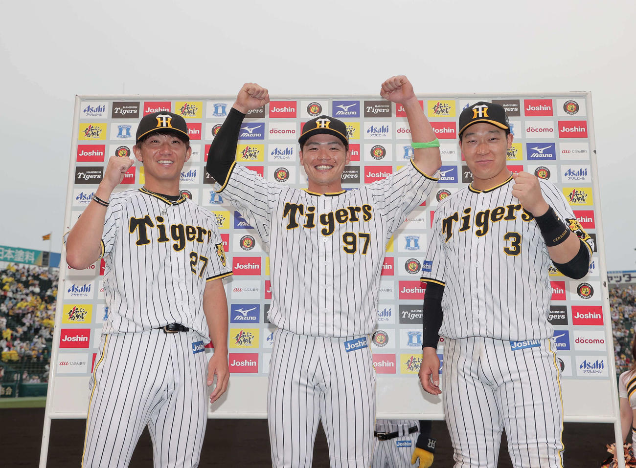 お立ち台で笑顔を見せる、左から阪神伊藤将、小野寺、大山（代表撮影）