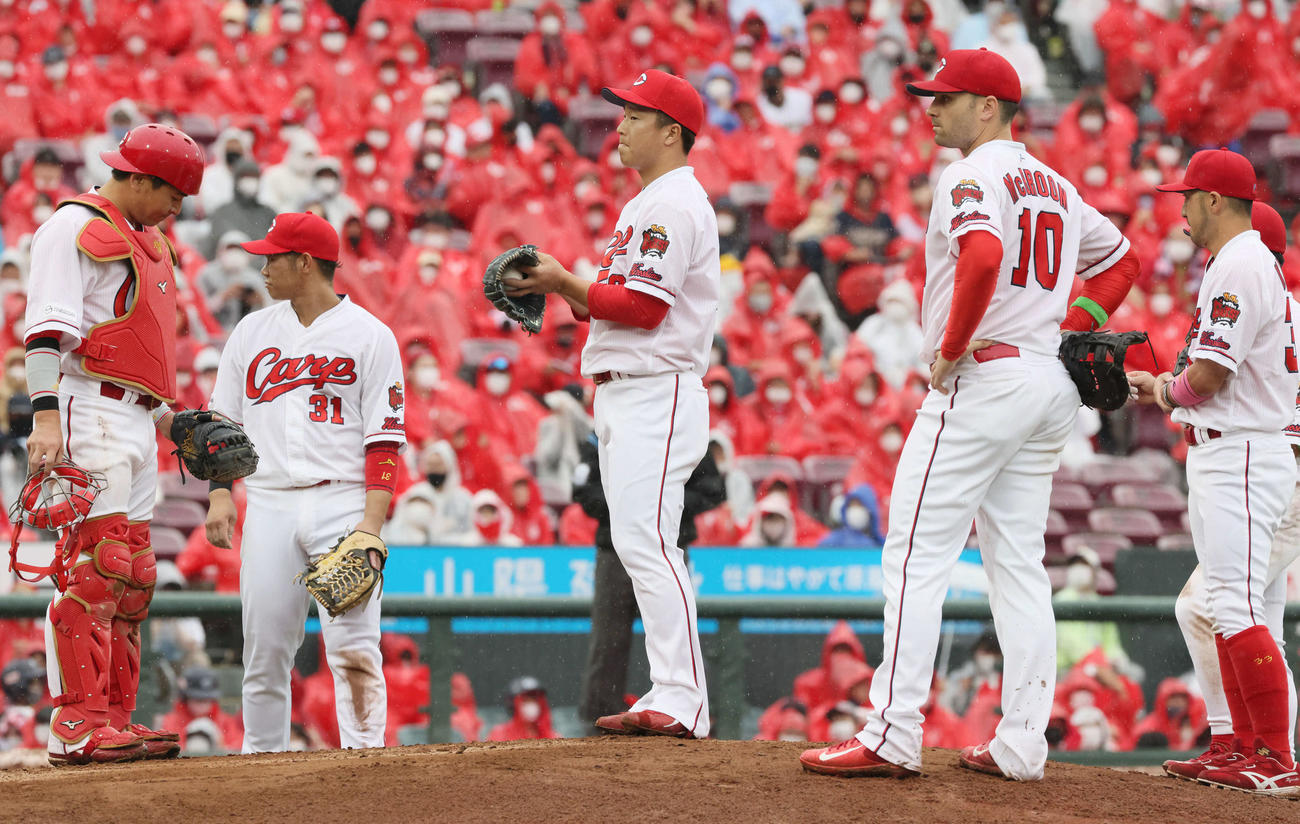 交流戦広島対オリックス　7回表オリックス無死一、二塁、広島2番手の塹江（中央）は連続四球で降板（撮影・加藤孝規）