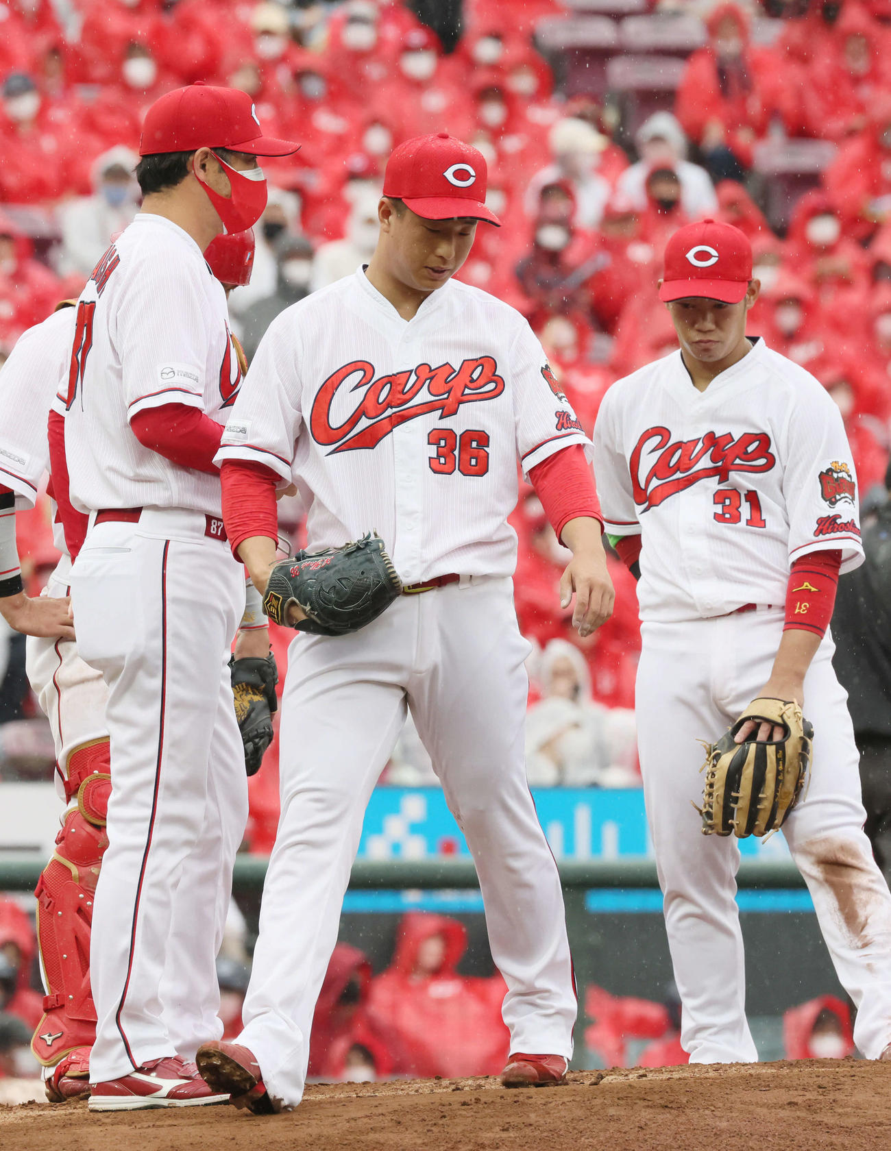 広島対オリックス　7回表オリックス無死一、二塁、連続四球を出して交代となった広島塹江（撮影・加藤孝規）
