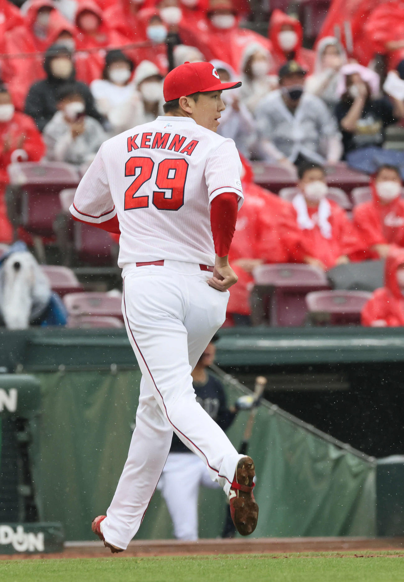 交流戦広島対オリックス　7回表オリックス無死満塁、代打安達に右2点適時二塁打を浴びたケムナ（撮影・加藤孝規）