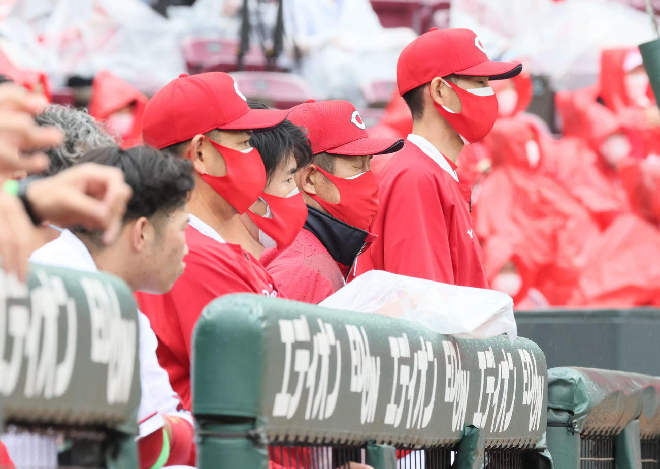 交流戦広島対オリックス　9回裏広島、ベンチで目をつぶる佐々岡監督（右から2人目）ら（撮影・加藤孝規）