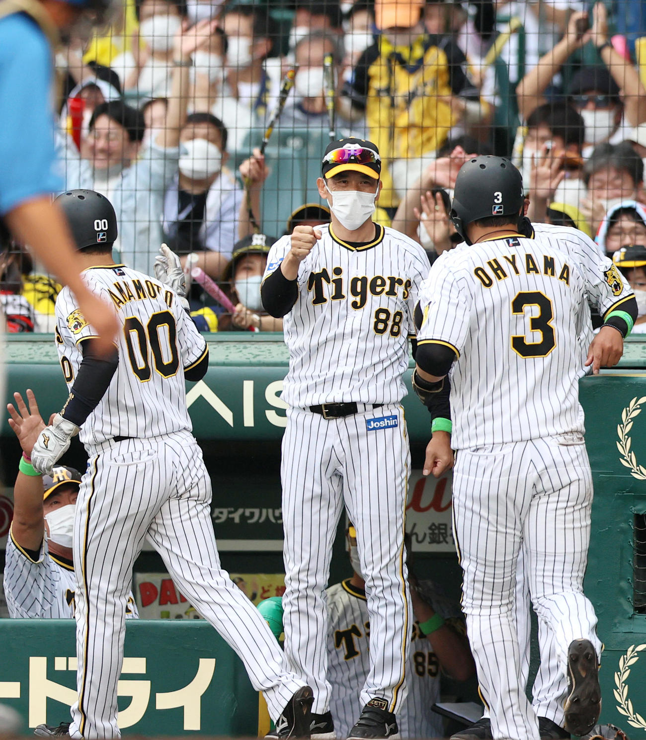 阪神対日本ハム　矢野監督（中央）は代打小野寺の右越え3点適時三塁打で喜ぶ（撮影・上山淳一）