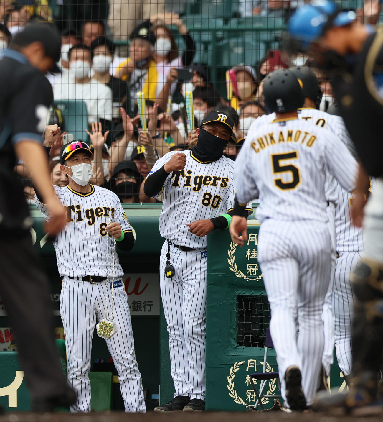 阪神対日本ハム　3回裏阪神2死一、三塁、矢野監督（左）は左越え3点本塁打を放った大山を笑顔で出迎える（撮影・上山淳一）