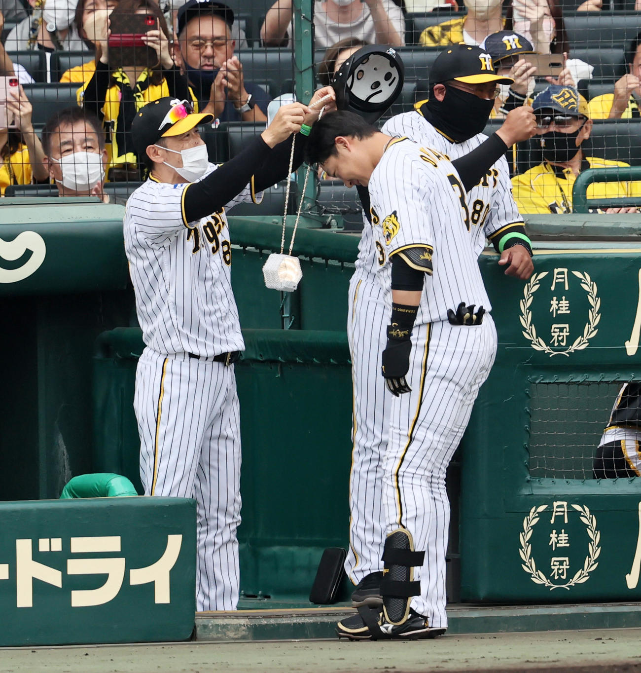 阪神対日本ハム　3回裏阪神2死一、三塁、左越え3点本塁打を放ち矢野監督（左）からメダルをかめてもらう大山（撮影・加藤哉）
