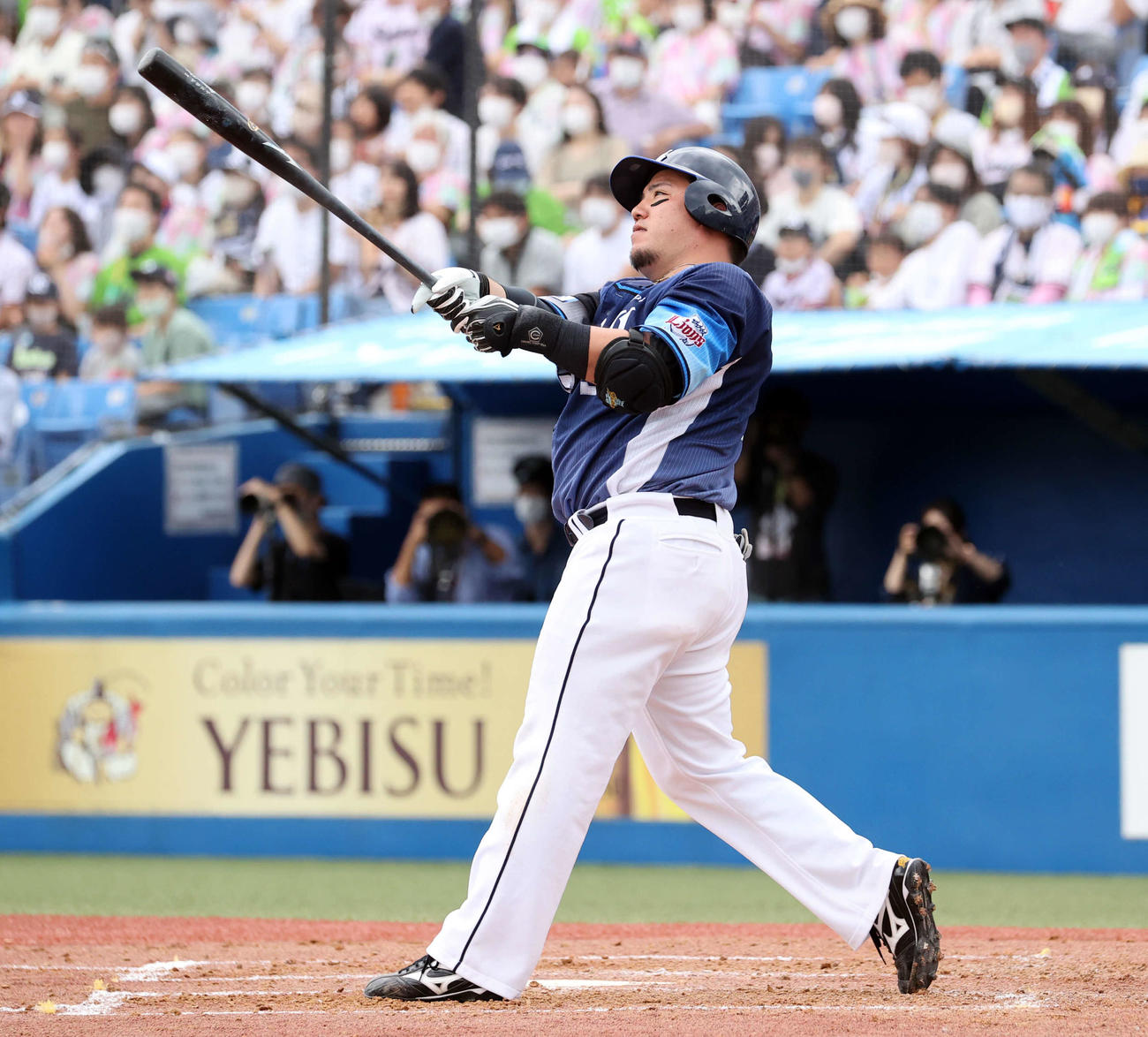 ヤクルト対西武　4回表西武無死、山川は左越えソロ本塁打を放つ（撮影・浅見桂子）