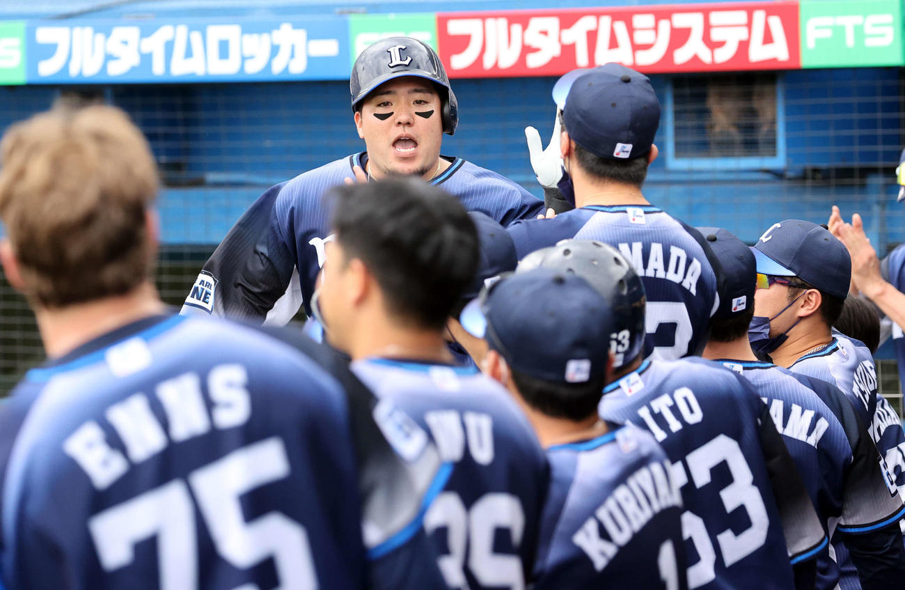 ヤクルト対西武　4回表西武無死、山川は左越えソロ本塁打を放ち、ナインとハイタッチ（撮影・浅見桂子）