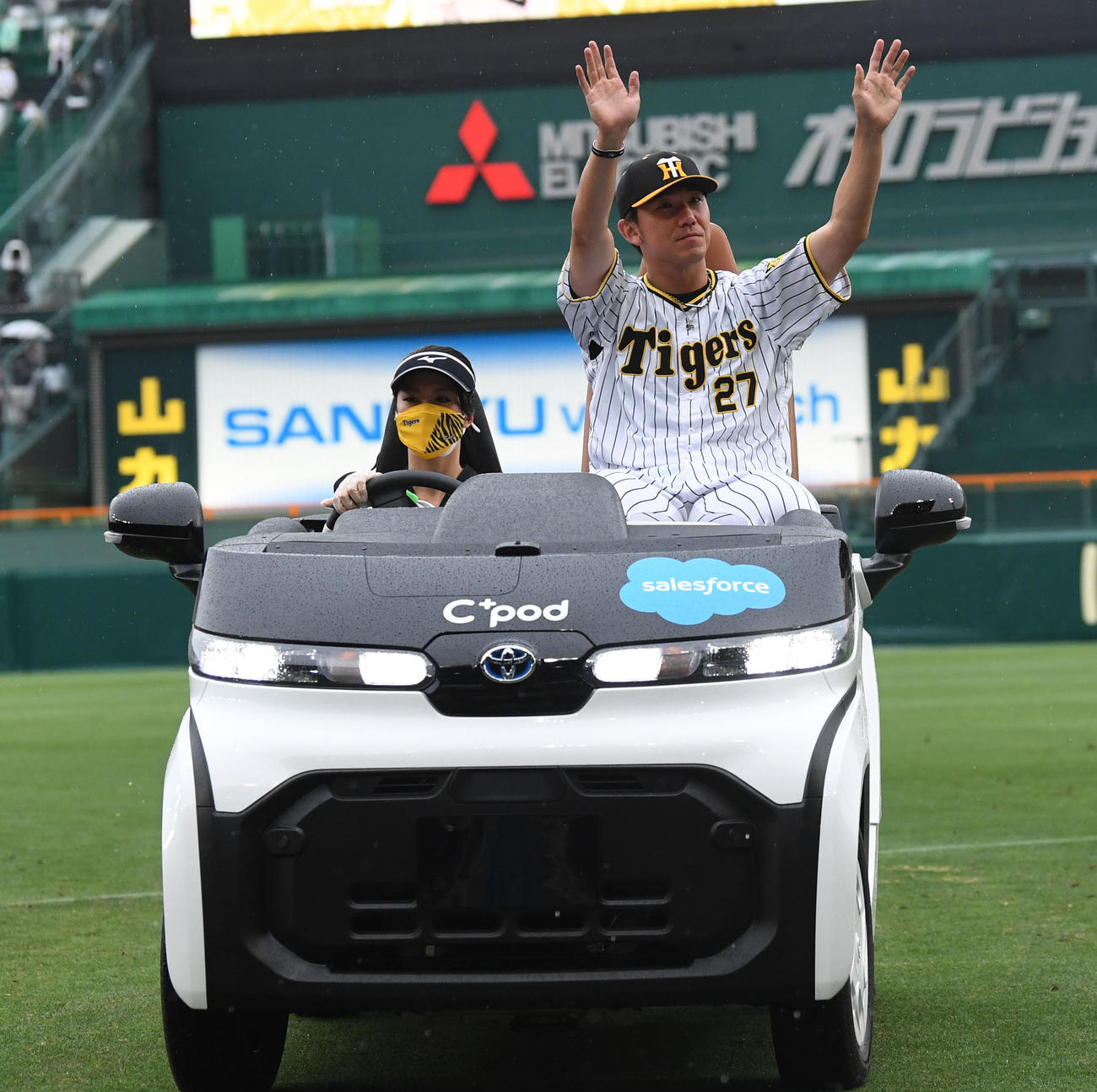 阪神対日本ハム　ヒーローの伊藤将はファンの祝福に応える（撮影・前岡正明）
