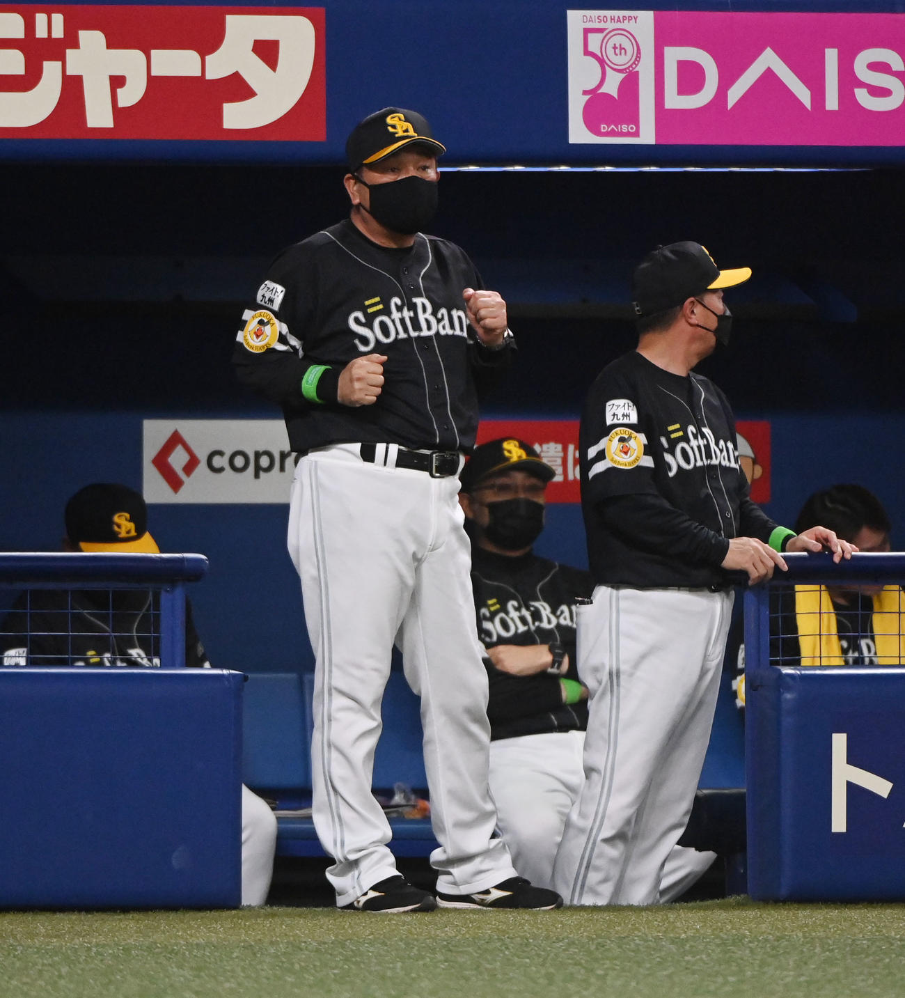 中日対ソフトバンク　7回表ソフトバンク1死一塁、代走を告げる藤本監督（撮影・森本幸一）