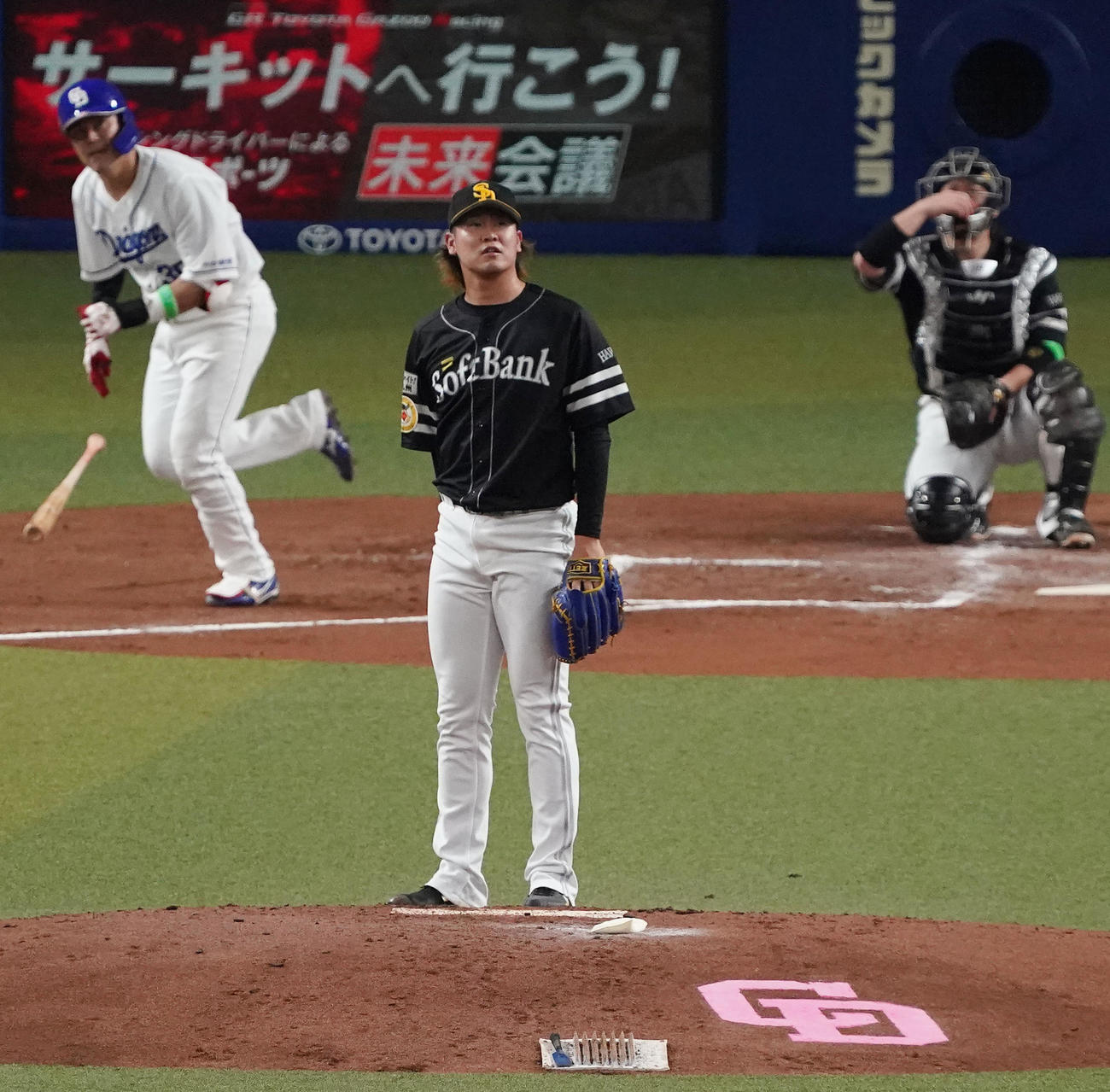 中日対ソフトバンク　1回裏中日2死一塁、木下に左中間へ適時二塁打を打たれる杉山（中央）（撮影・森本幸一）