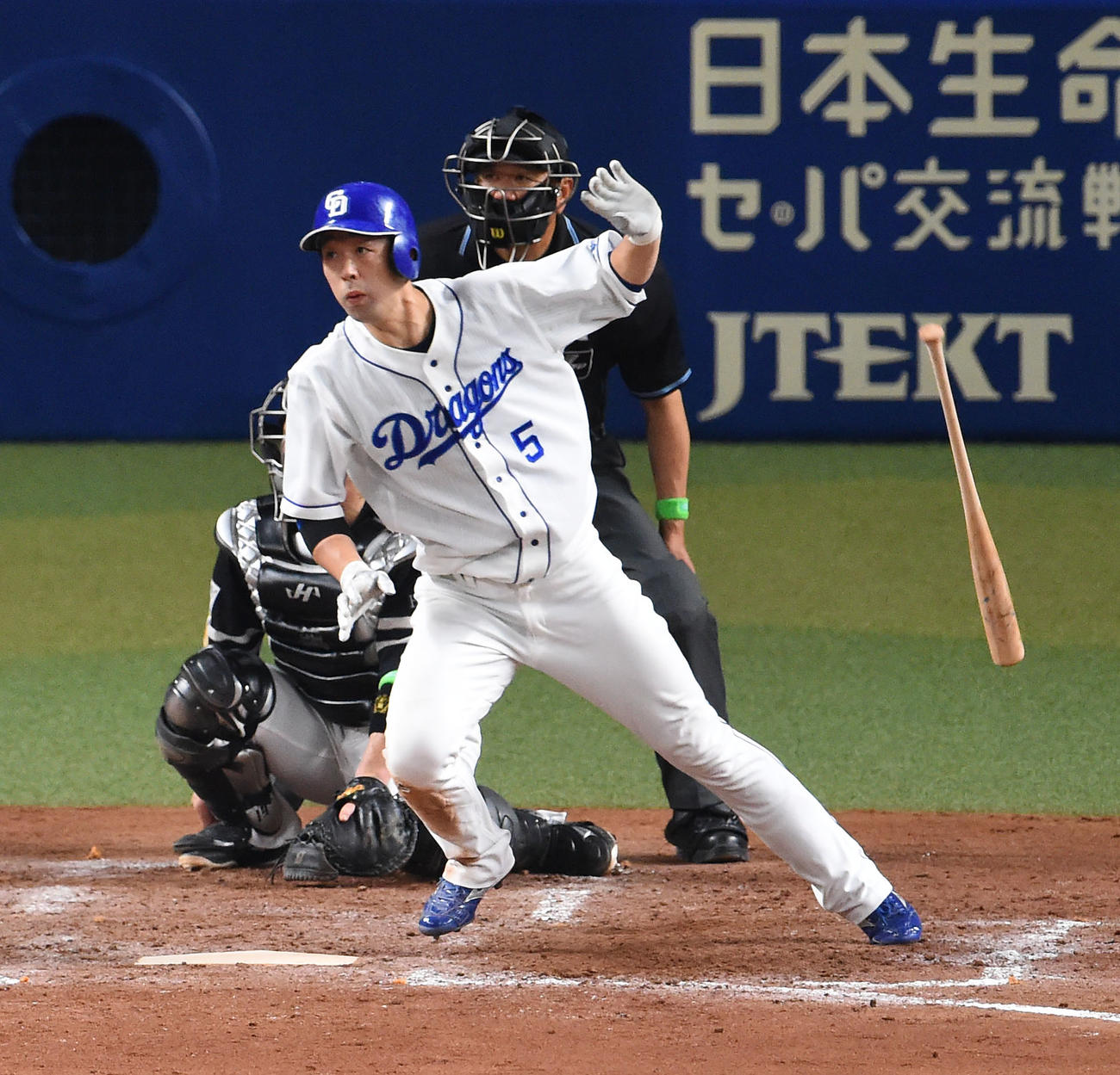 中日対ソフトバンク　5回裏中日2死一、三塁、右前適時打を放つ阿部（撮影・森本幸一）