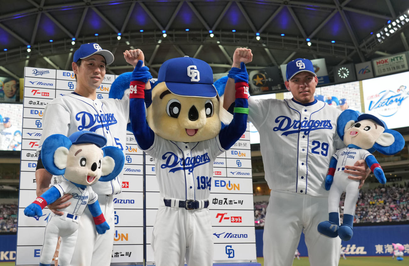 中日対ソフトバンク　お立ち台でドアラとポーズを決める阿部（左）とロドリゲス（撮影・森本幸一）
