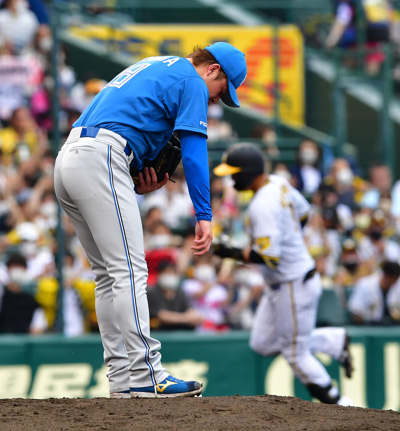 阪神対日本ハム　3回表阪神2死一、三塁、大山に左越え3点本塁打を打たれがっくりする吉田（撮影・前岡正明）