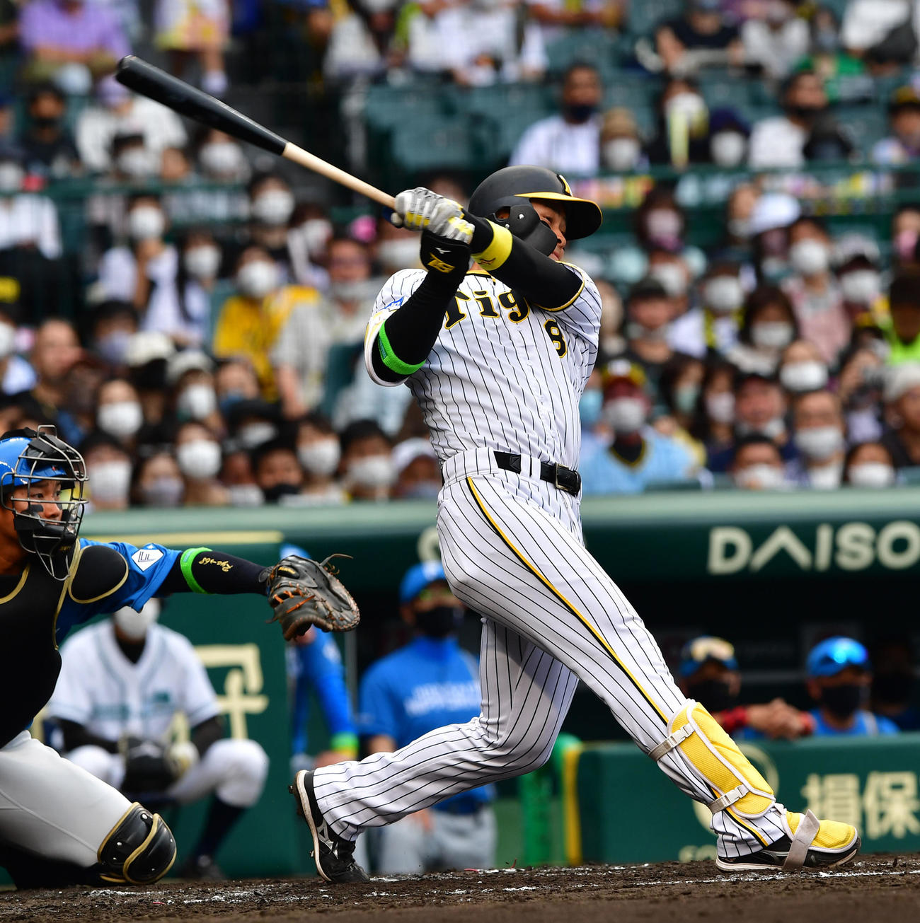 阪神対日本ハム　3回表阪神2死一、二塁、佐藤輝は右前先制適時打を放つ（撮影・前岡正明）