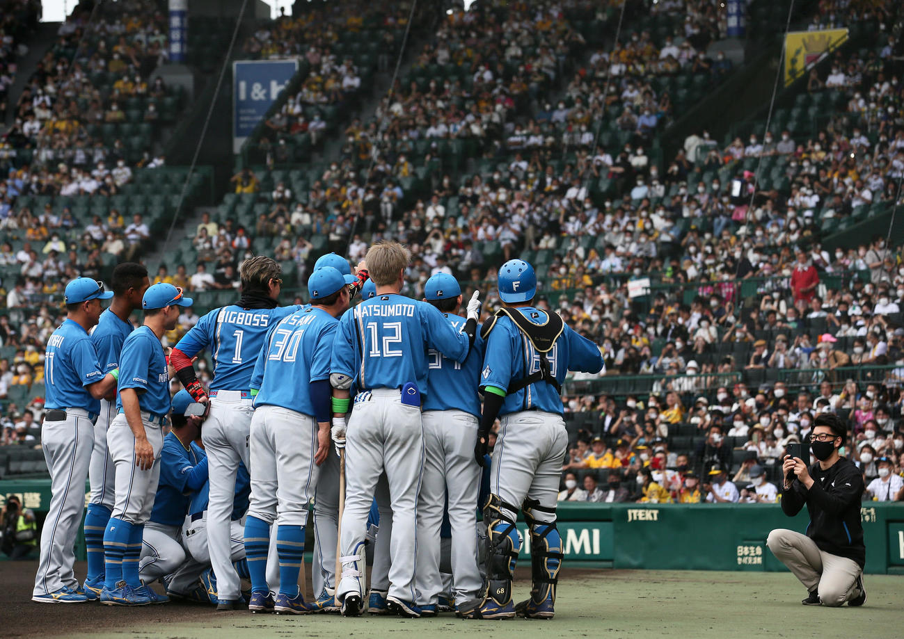 阪神対日本ハム　試合を目前に集合写真を撮る日本ハム新庄監督らナイン（撮影・上山淳一）