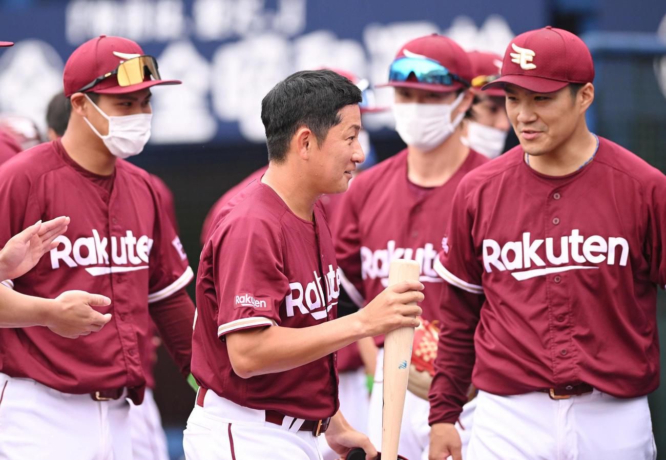 6回表、2点適時二塁打を放った楽天川島（中央）は則本（右）らナインから祝福される（撮影・滝沢徹郎）