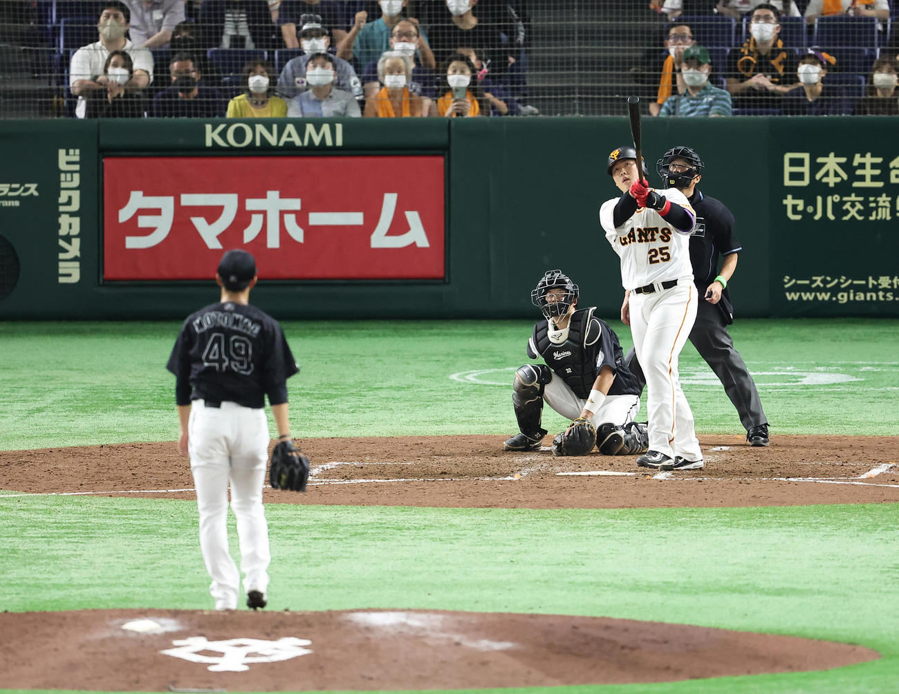 巨人対ロッテ　5回裏巨人2死一塁、右中間へ2点本塁打を放つ岡本和。投手本前（撮影・足立雅史）