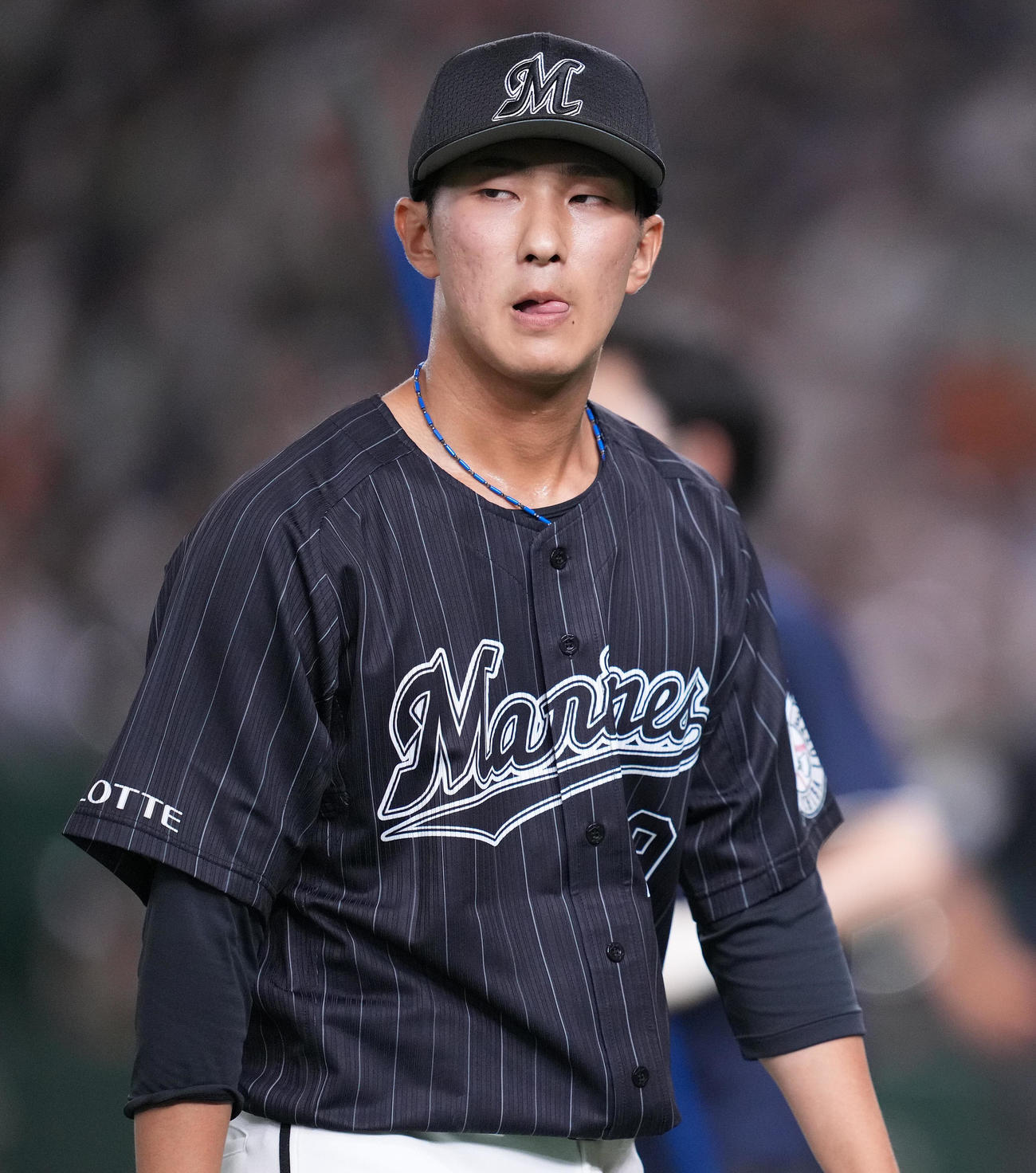 巨人対ロッテ　5回裏を終え悔しげな表情でベンチへ戻るロッテ本前（撮影・鈴木みどり）