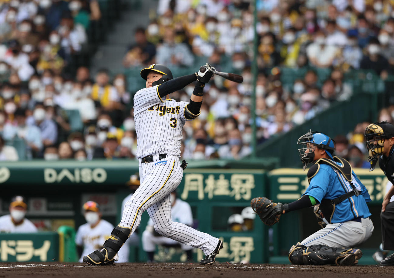 阪神対日本ハム　3回裏阪神2死一、三塁、大山は左越え3点本塁打を放つ（撮影・上山淳一）