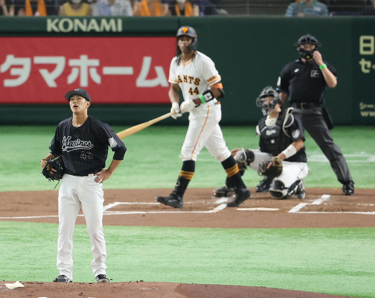 巨人対ロッテ　1回裏巨人無死、ウォーカーが丸に続き2者連続の本塁打（撮影・足立雅史）