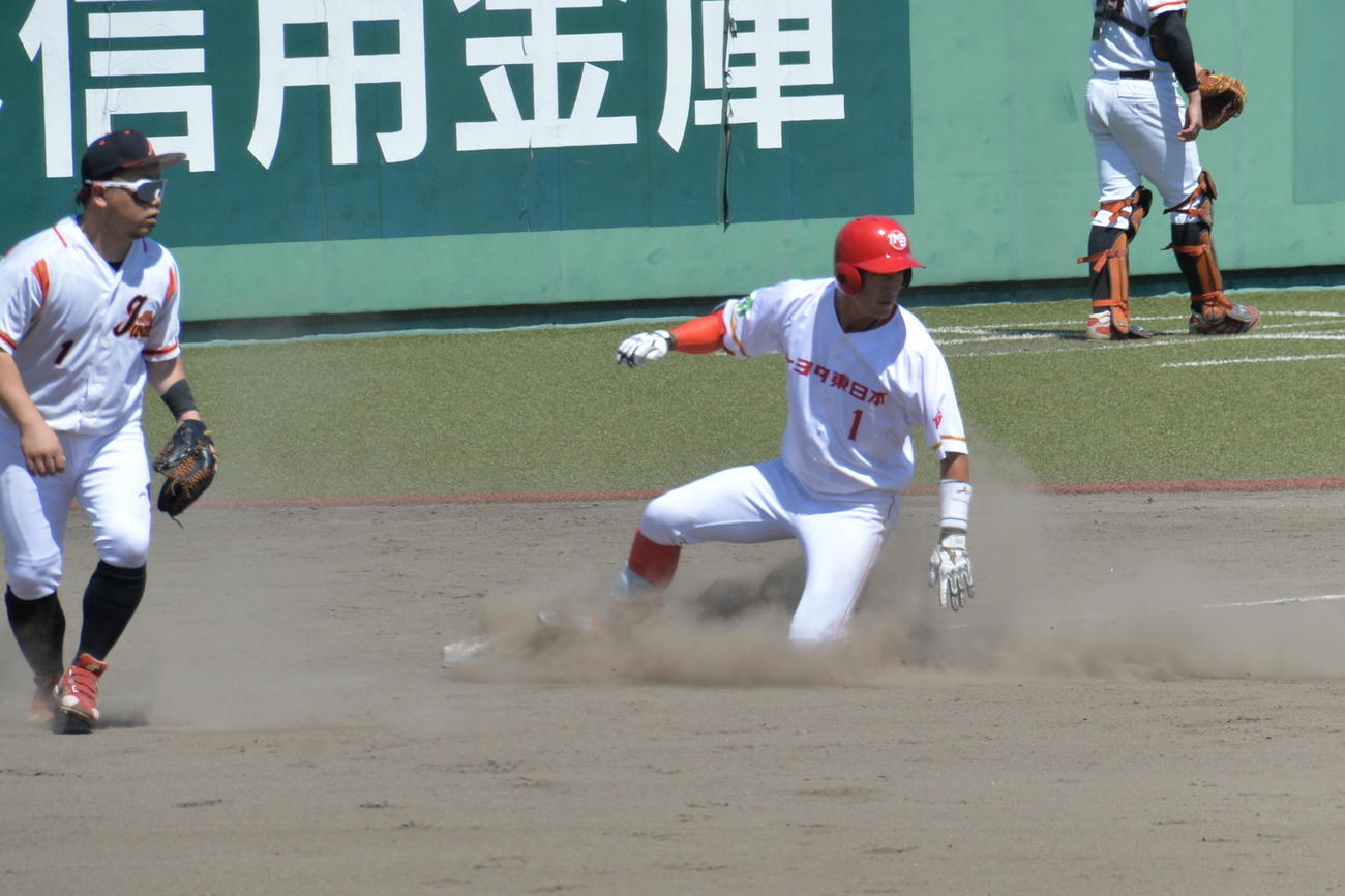 快速を飛ばして、三塁まで到達するトヨタ自動車東日本・瀬川（撮影・濱本神威）