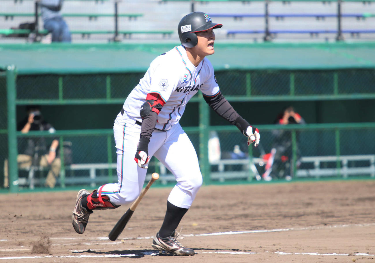 北海道ガス対JR北海道クラブ　7回表北海道ガス無死で右越えに同点本塁打を放つ寺田（撮影・山崎純一）
