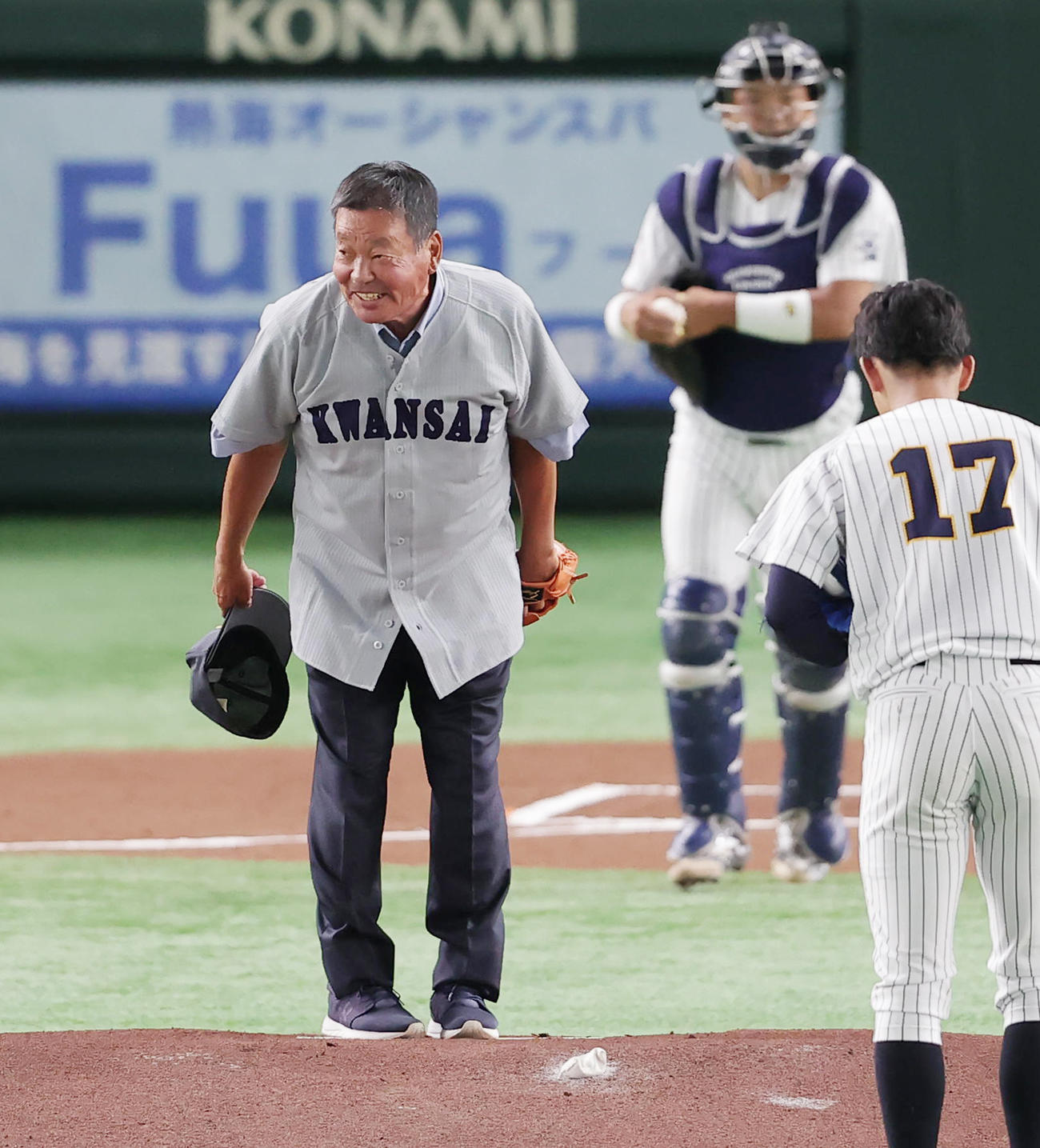 静岡大対東日本国際大　始球式を終え笑顔を見せる第21回大会優勝の関大OBで元阪急の山口高志氏（撮影・野上伸悟）