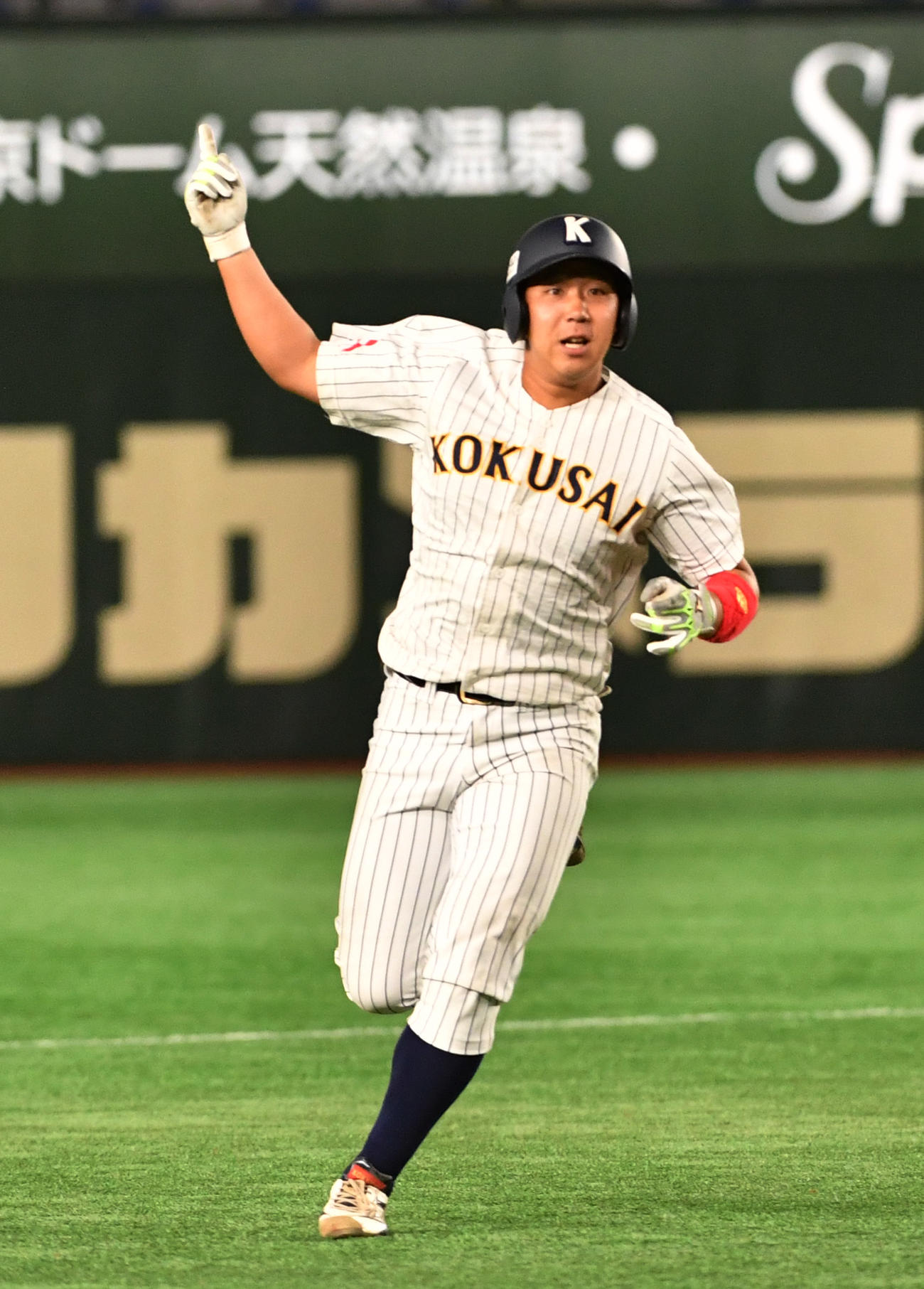 東日本国際大対静岡大　1回裏東日本国際大無死、右越えに本塁打を放った小林龍憲（撮影・柴田隆二）