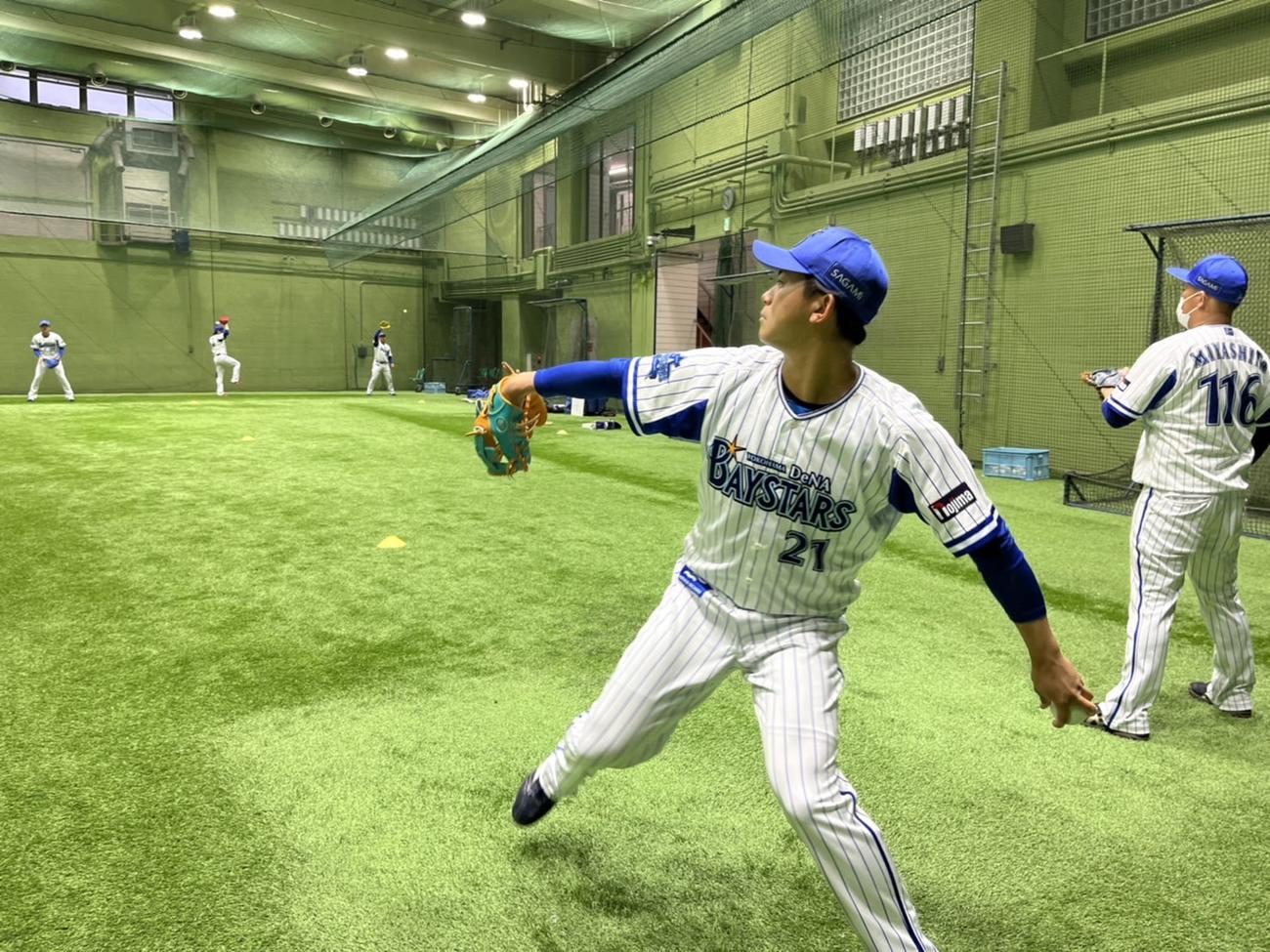 室内練習場でキャッチボールするDeNA今永（球団提供）