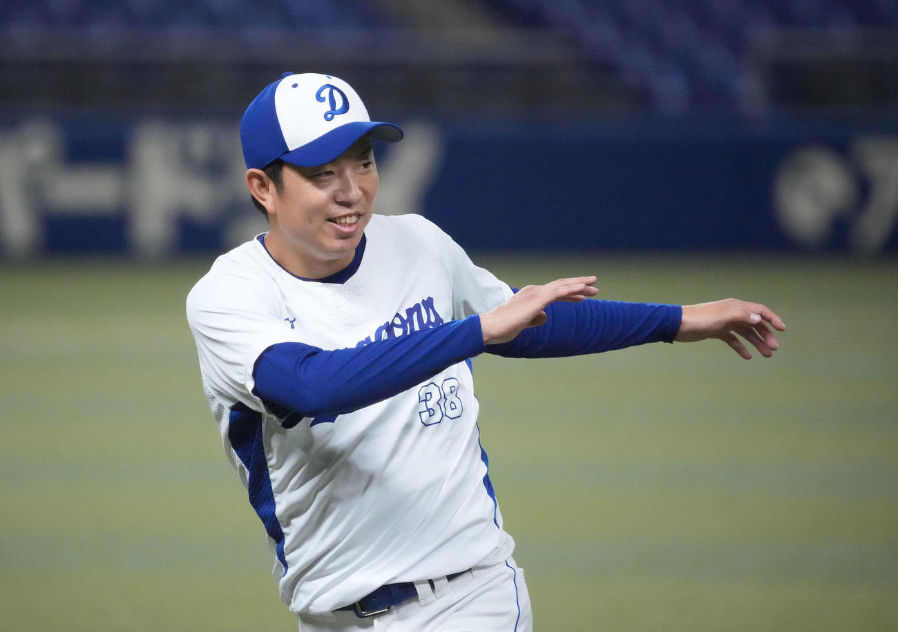 ストレッチで体をほぐす松葉（撮影・森本幸一）