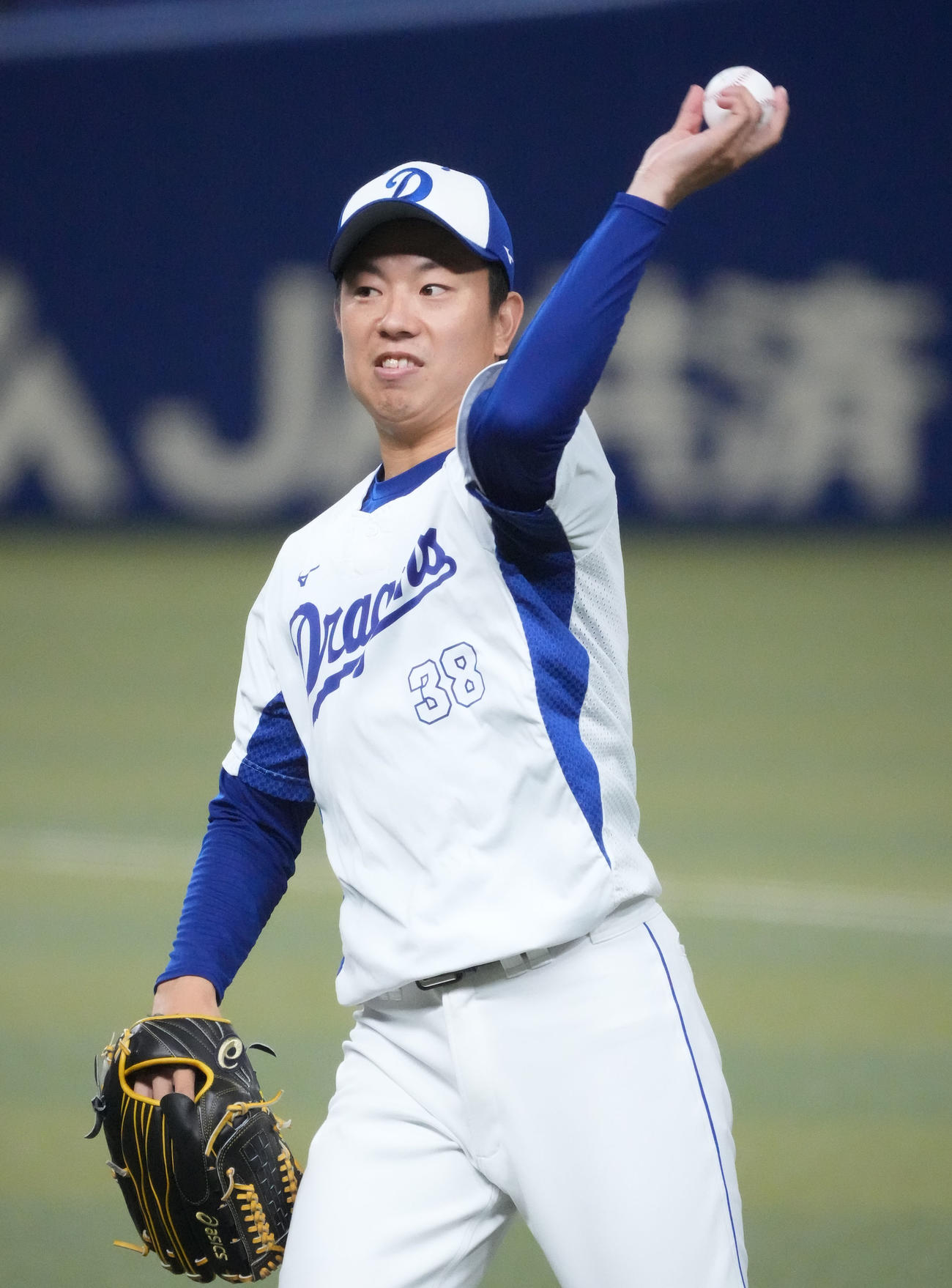 キャッチボールをする松葉（撮影・森本幸一）