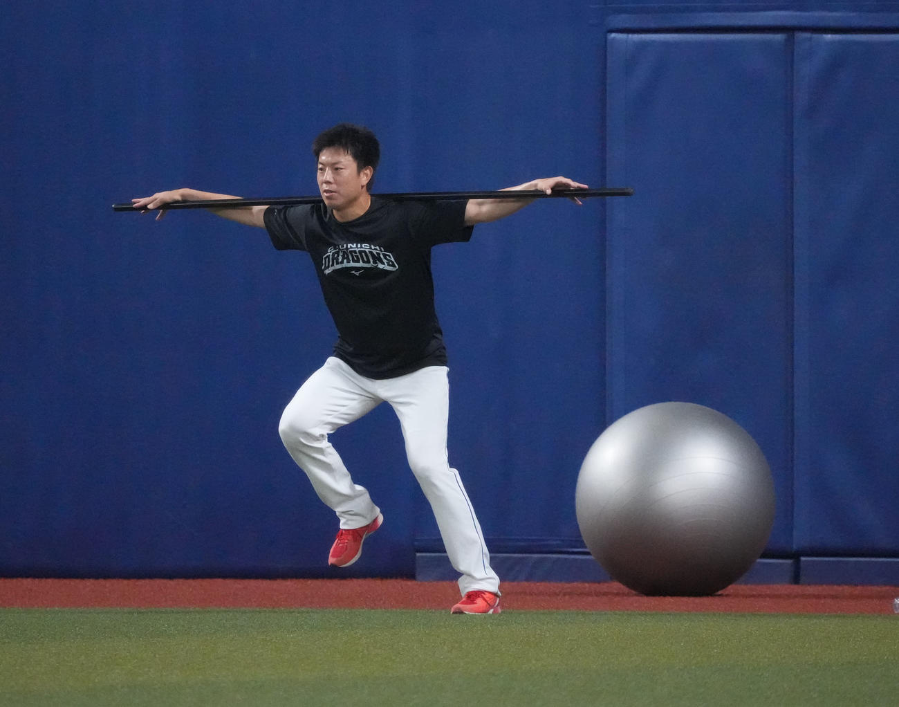 トレーニングをする松葉（撮影・森本幸一）