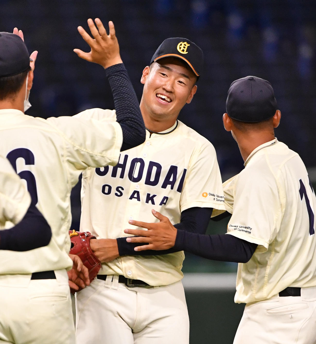 大商大対富士大　勝利した大商大・上田（中央）はナインと笑顔でハイタッチする（撮影・柴田隆二）
