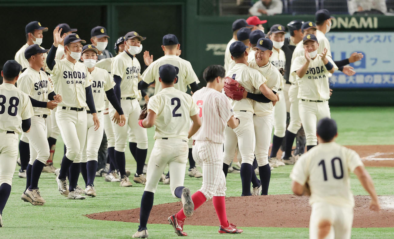 大商大対富士大　勝利を喜ぶ上田（中央右）ら大商大の選手たち（撮影・野上伸悟）