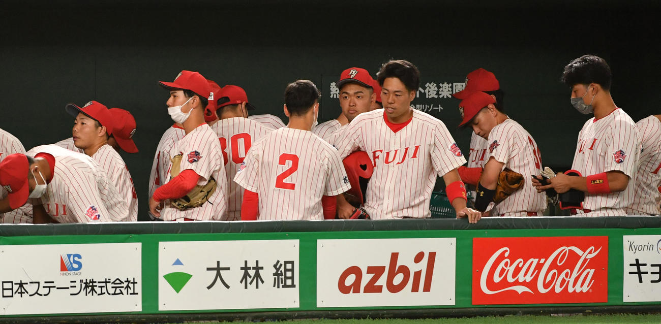 大商大対富士大　タイブレークの末に敗れた富士大ナイン（撮影・柴田隆二）