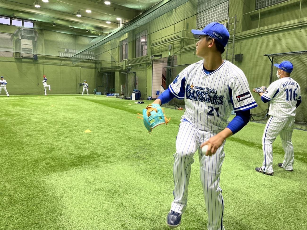 室内練習場でキャッチボールするDeNA今永（球団提供）