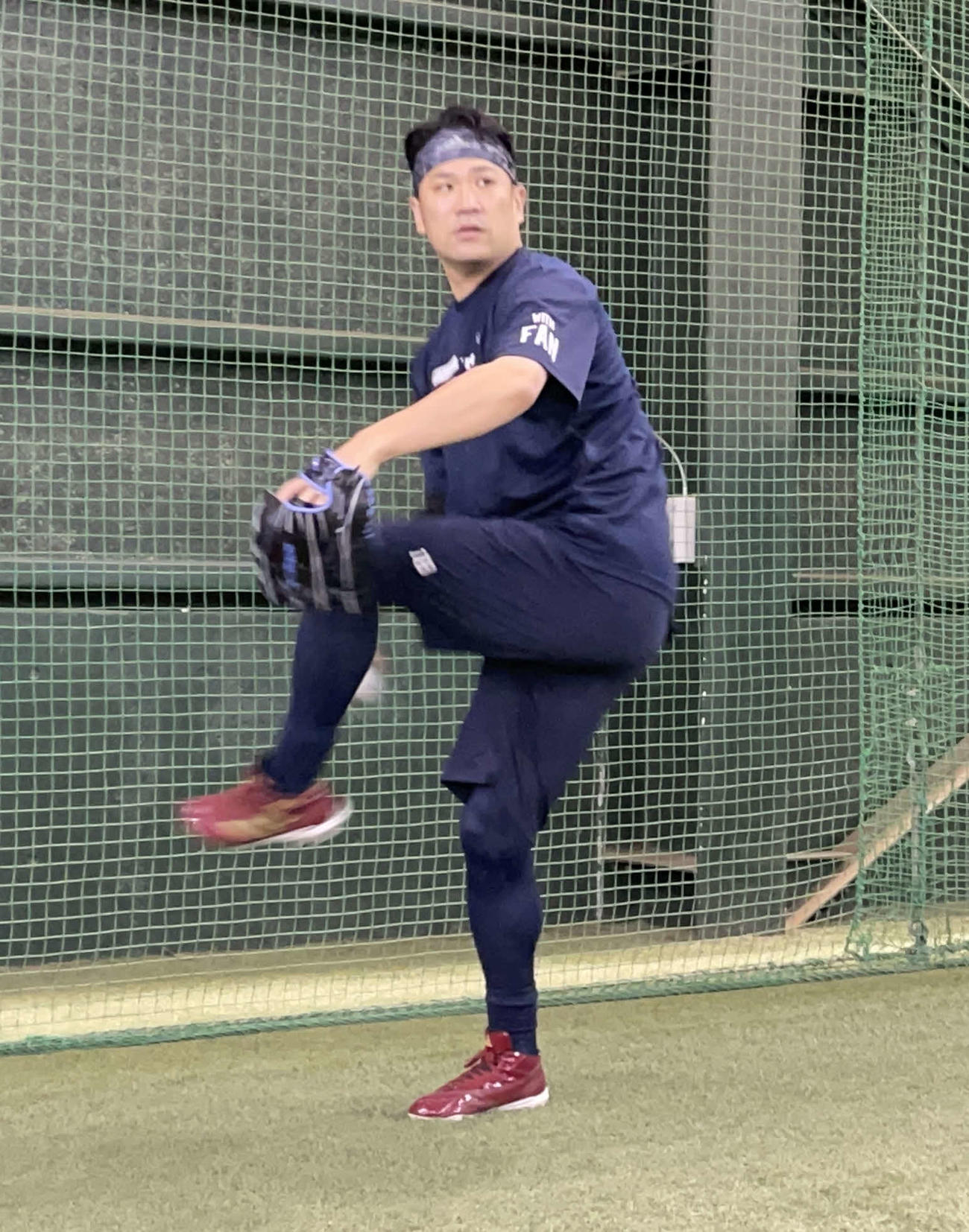 楽天生命パークの室内練習場でキャッチボールをして調整をする楽天田中将（楽天野球団提供）