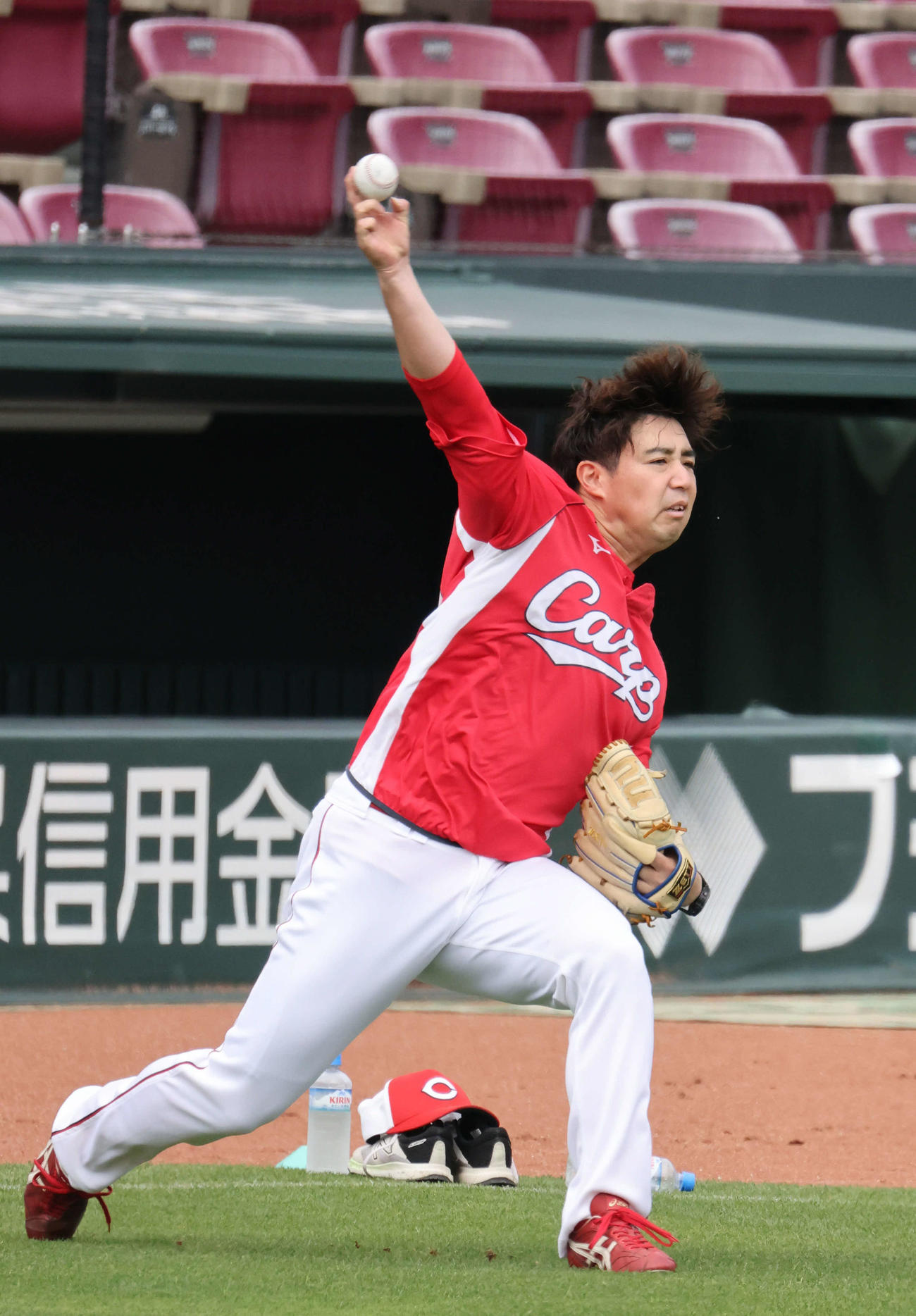 広島投手指名練習　1軍に合流し、キャッチボールをする野村（撮影・加藤孝規）