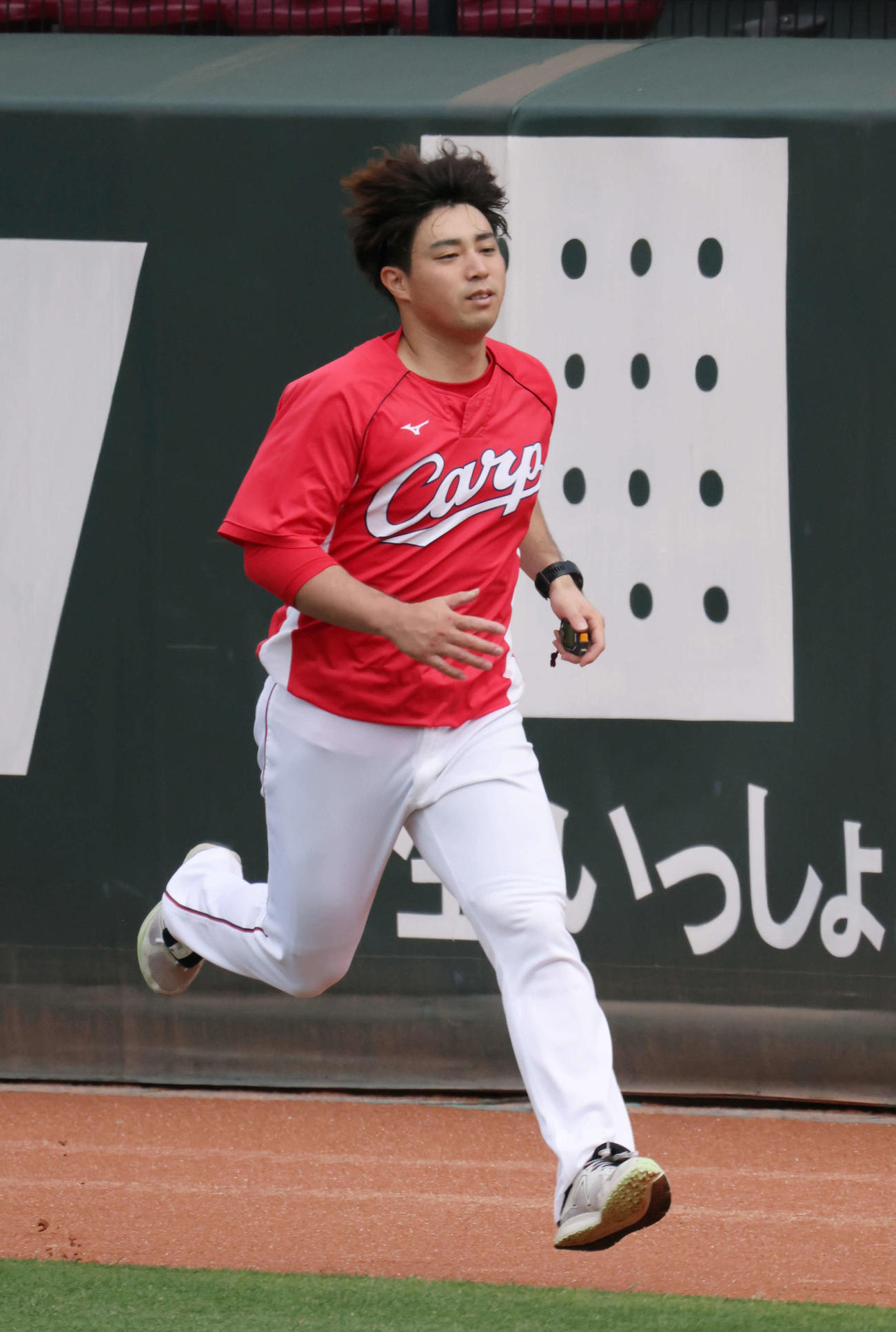 広島投手指名練習　1軍に合流し、走り込む野村（撮影・加藤孝規）