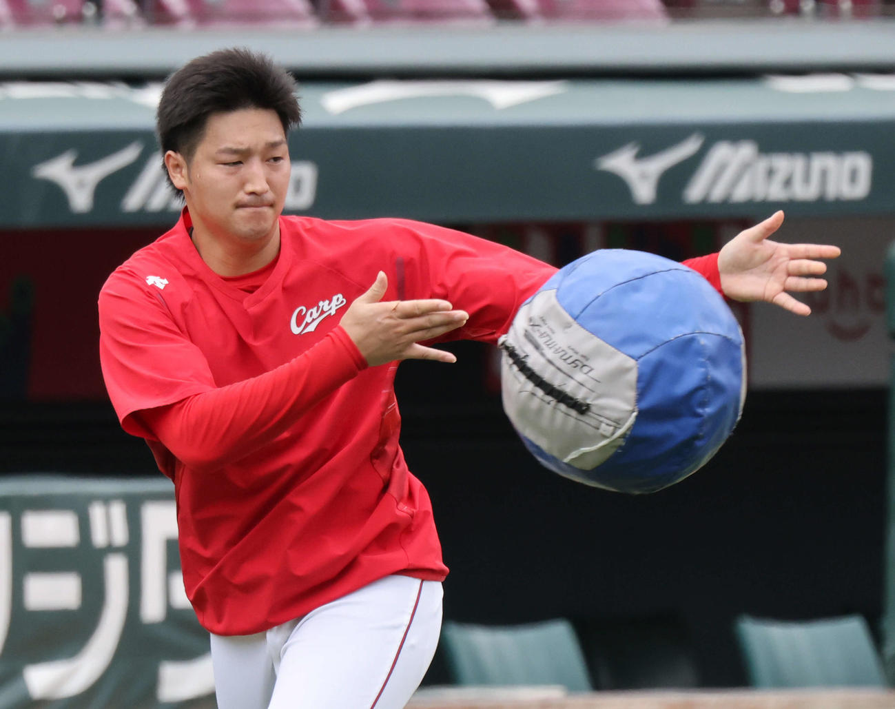 広島投手指名練習　メディシンボールを使って練習する床田（撮影・加藤孝規）