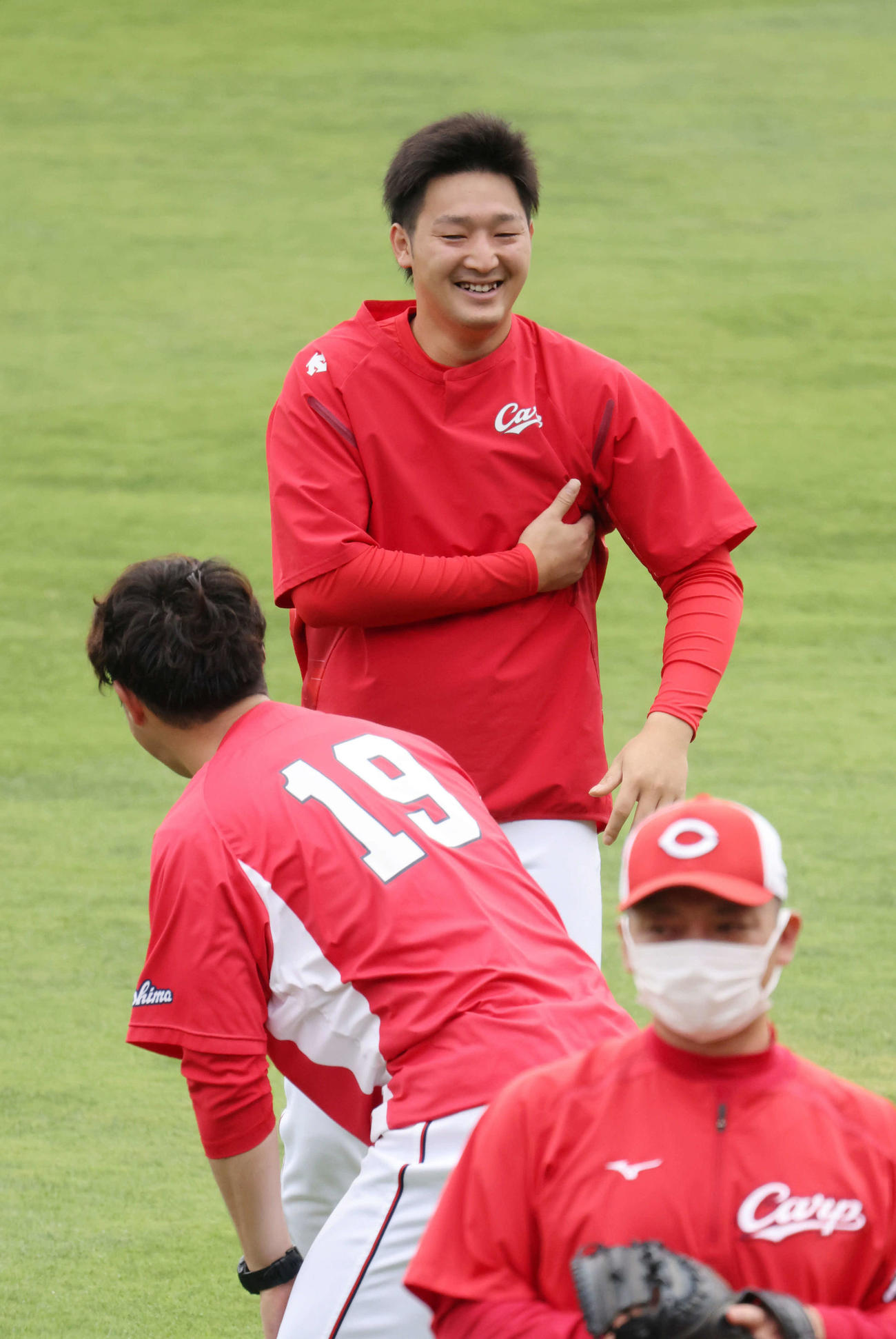 広島投手指名練習　野村と笑顔で話す床田（撮影・加藤孝規）