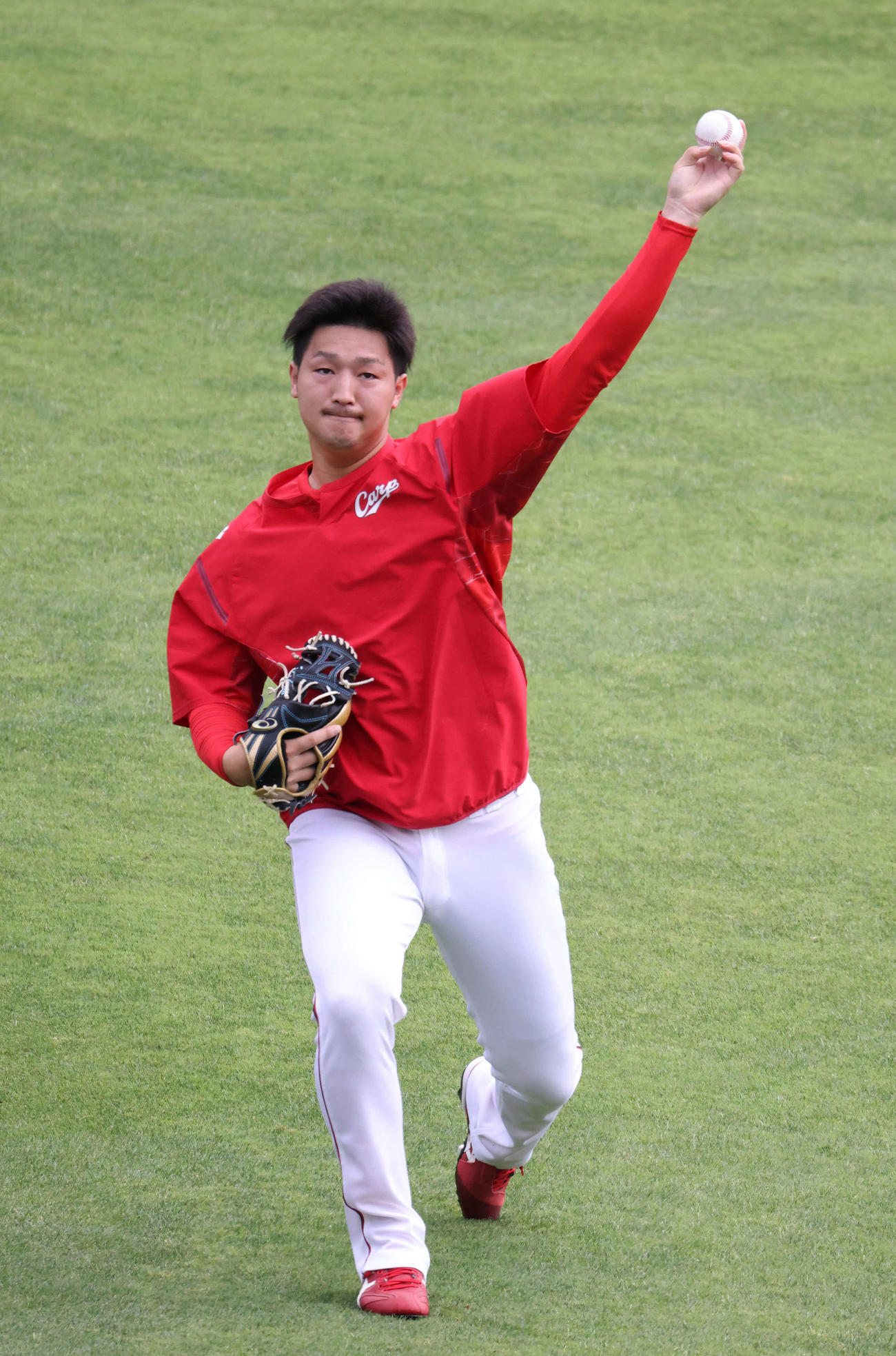 広島投手指名練習　キャッチボールをする床田（撮影・加藤孝規）