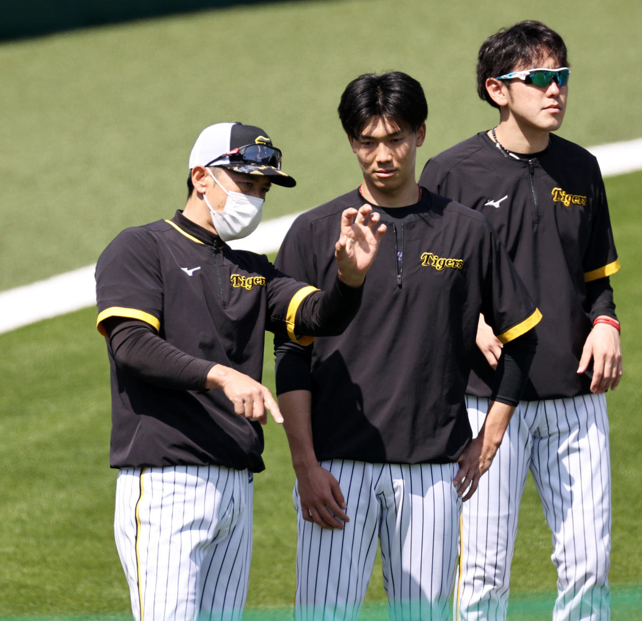 矢野監督（左）と話す湯浅