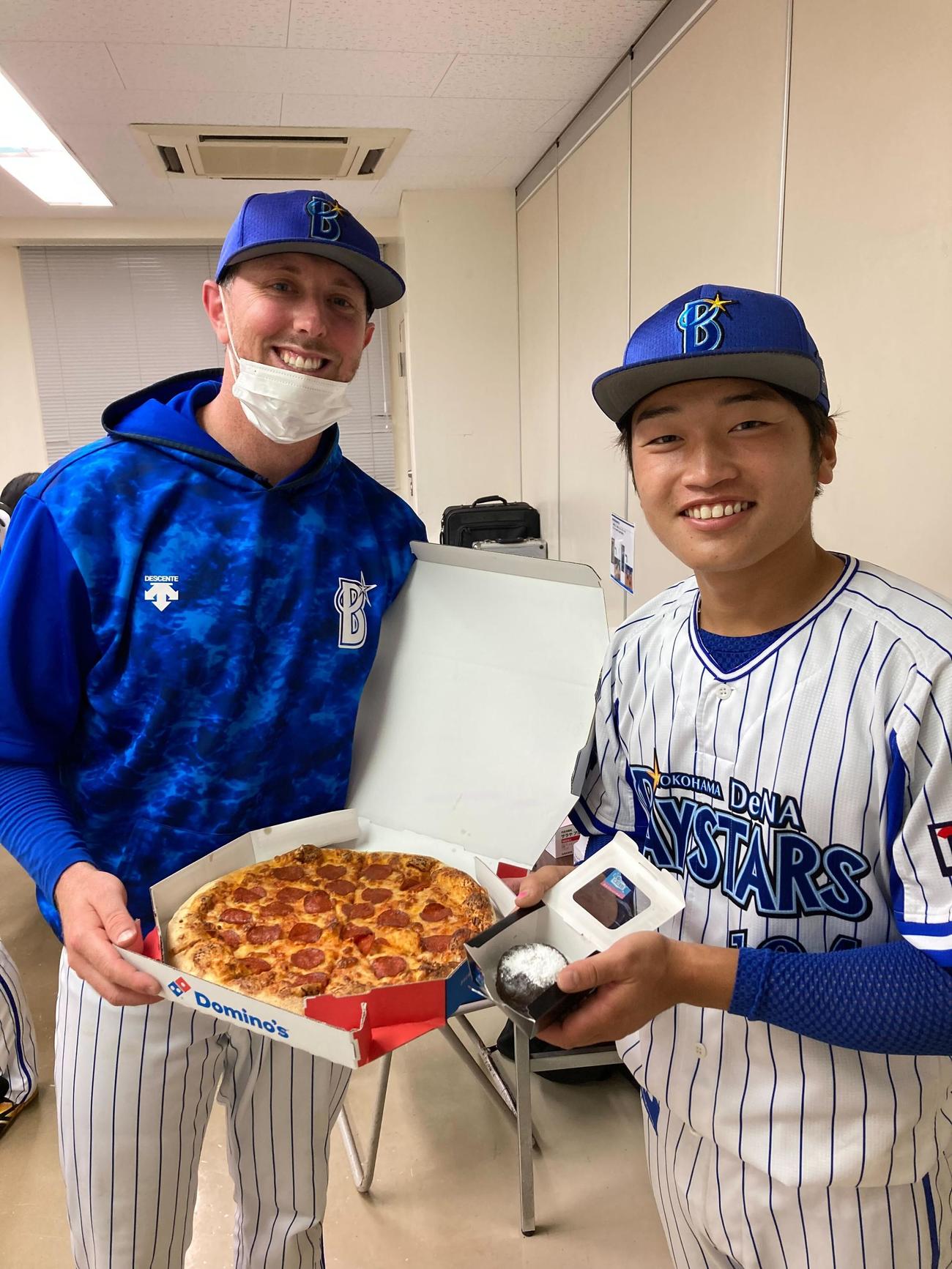 チームメートにピザを振る舞ったDeNAクリスキーと誕生日のミニケーキをプレゼントされた東出（球団提供）