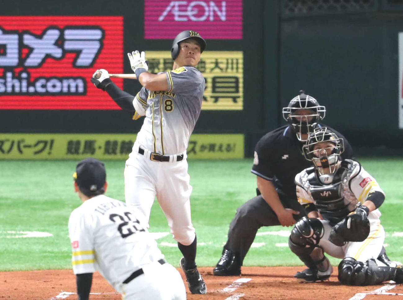21年3月、ソフトバンクとのオープン戦で石川（手前）から左越え本塁打を放つ阪神佐藤輝
